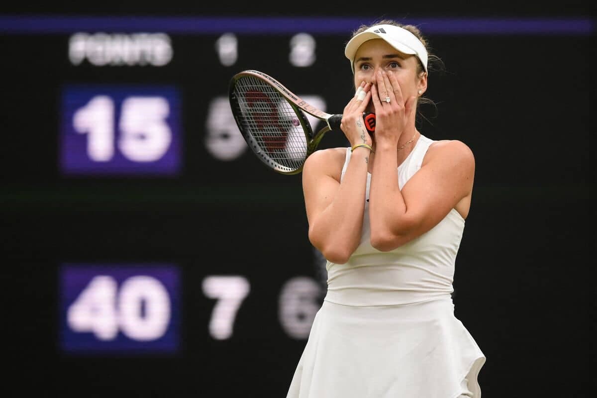 Elina Svitolina semble bouche bée après sa victoire aux dépens de la numéro 1 mondiale, Iga Swiatek.