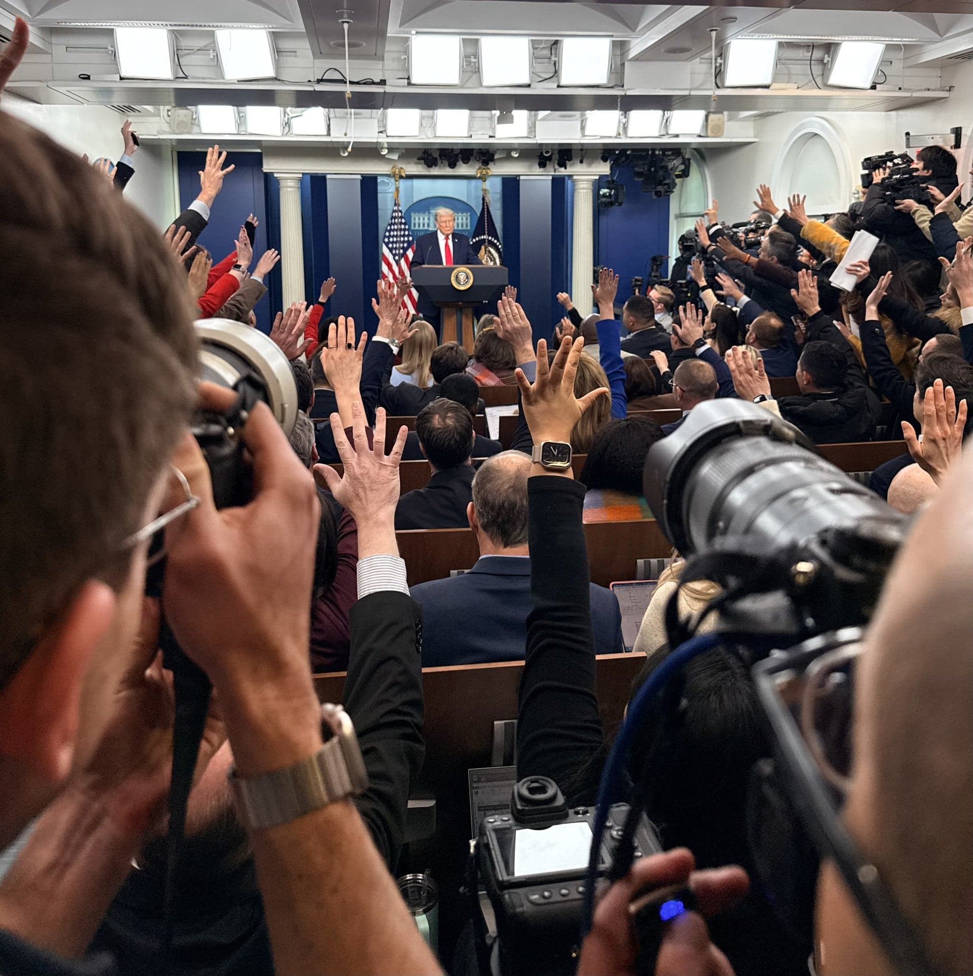 À la Maison-Blanche, les correspondants insistent, tandis que la présidence Trump s’enlise dans ses contradictions.