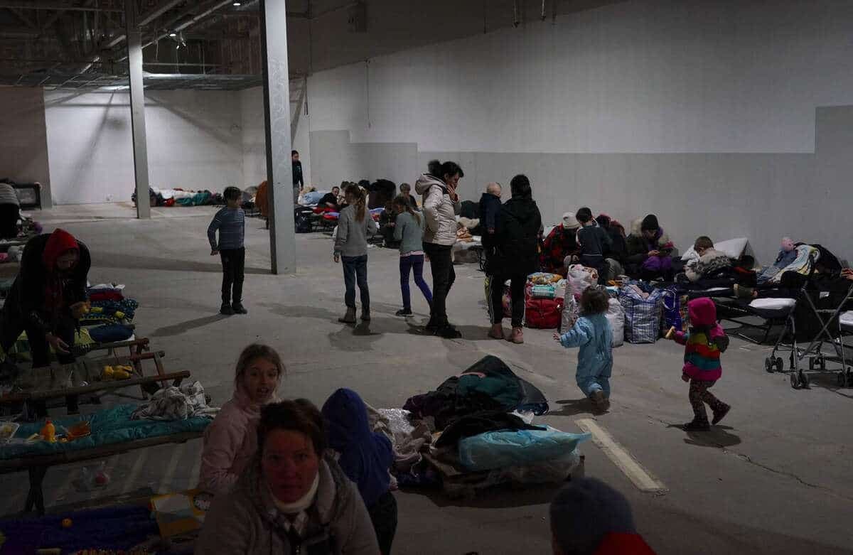 Des réfugiés ukrainiens attendent d'être transportés dans un pays voisin.