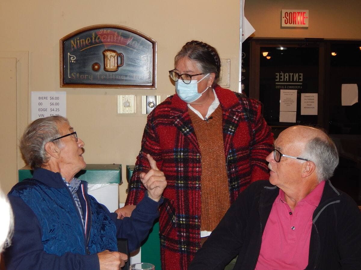 Diane Lebouthillier à son arrivée à son quartier général au Club de golf de Chandler.