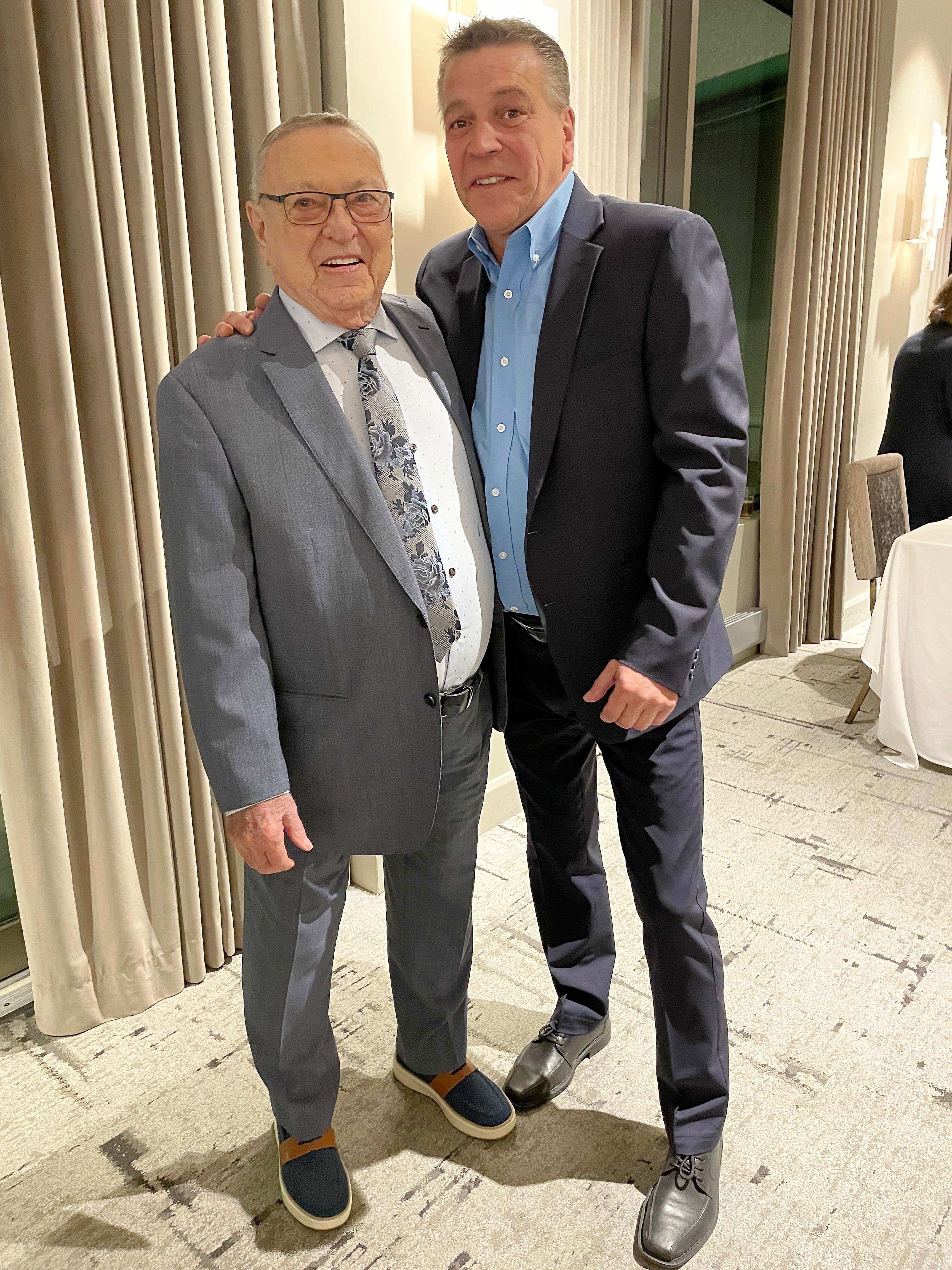 Jean-Paul Chartrand Sr et Patrick Dom lors du gala d’intronisation au Temple de la renommée du Panthéon des sports du Québec, le lundi 6 novembre 2023, à Montréal.