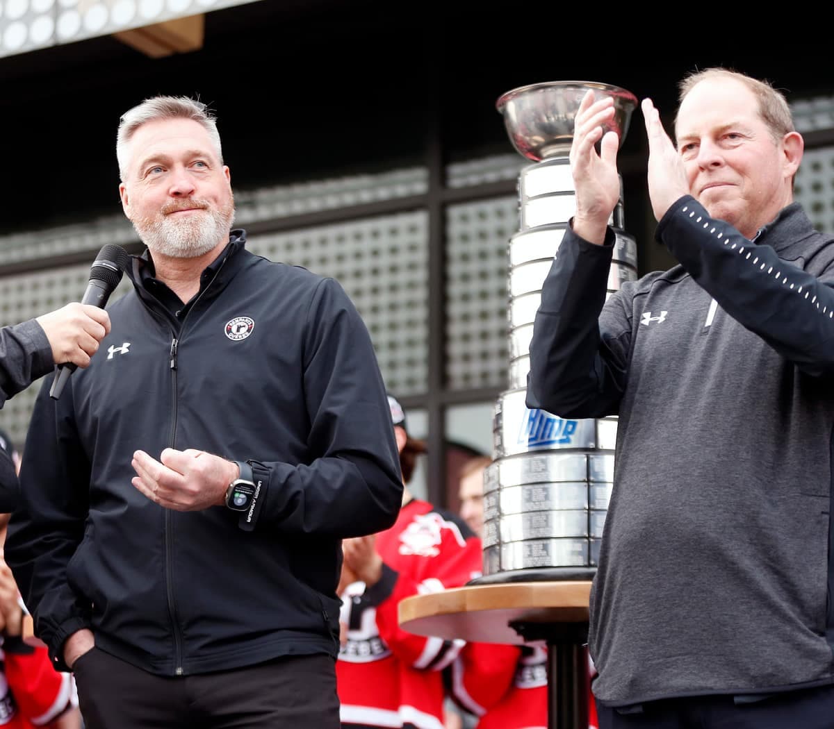 Patrick Roy et Jacques Tanguay lors des célébrations entourant la conquête de la Coupe Memorial, le 5 juin dernier, à la place Jean-Béliveau.