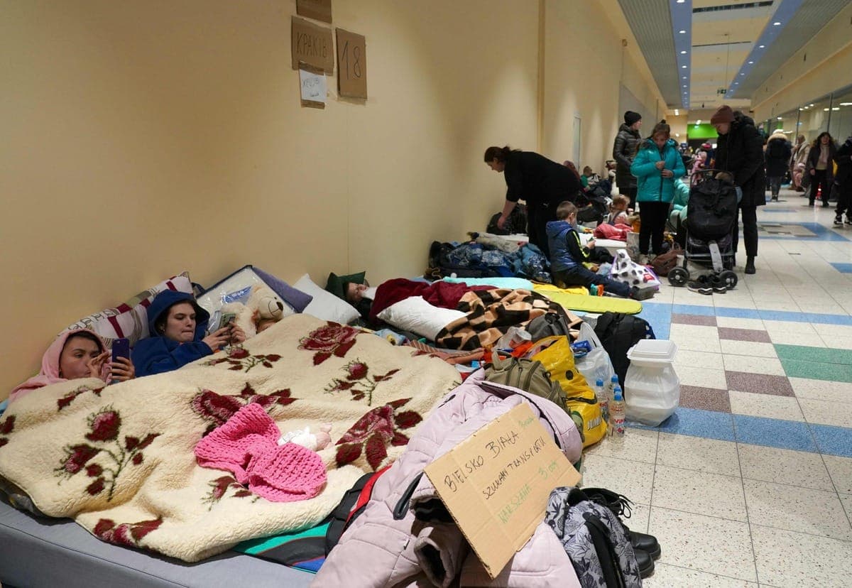 Des réfugiés ukrainiens attendent d'être transportés dans un pays voisin.