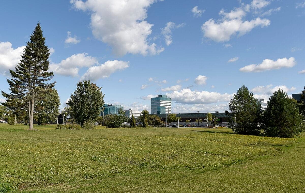 Les terrains que doivent se partager les Hurons-Wendat et les Innus sont avantageusement situés derrière les centres commerciaux, à Sainte-Foy.