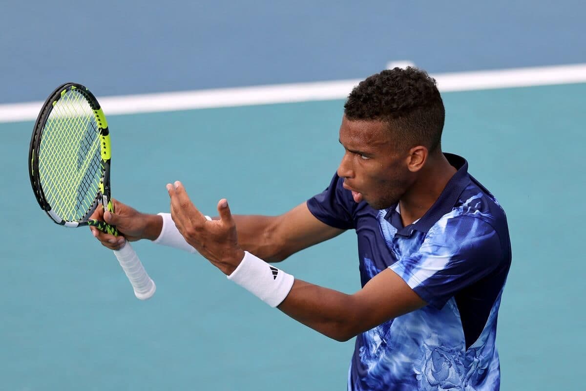 Félix Auger-Aliassime réagit après avoir raté un coup contre Francisco Cerundolo, au Masters de Miami, dans un match qu’il allait finalement perdre.