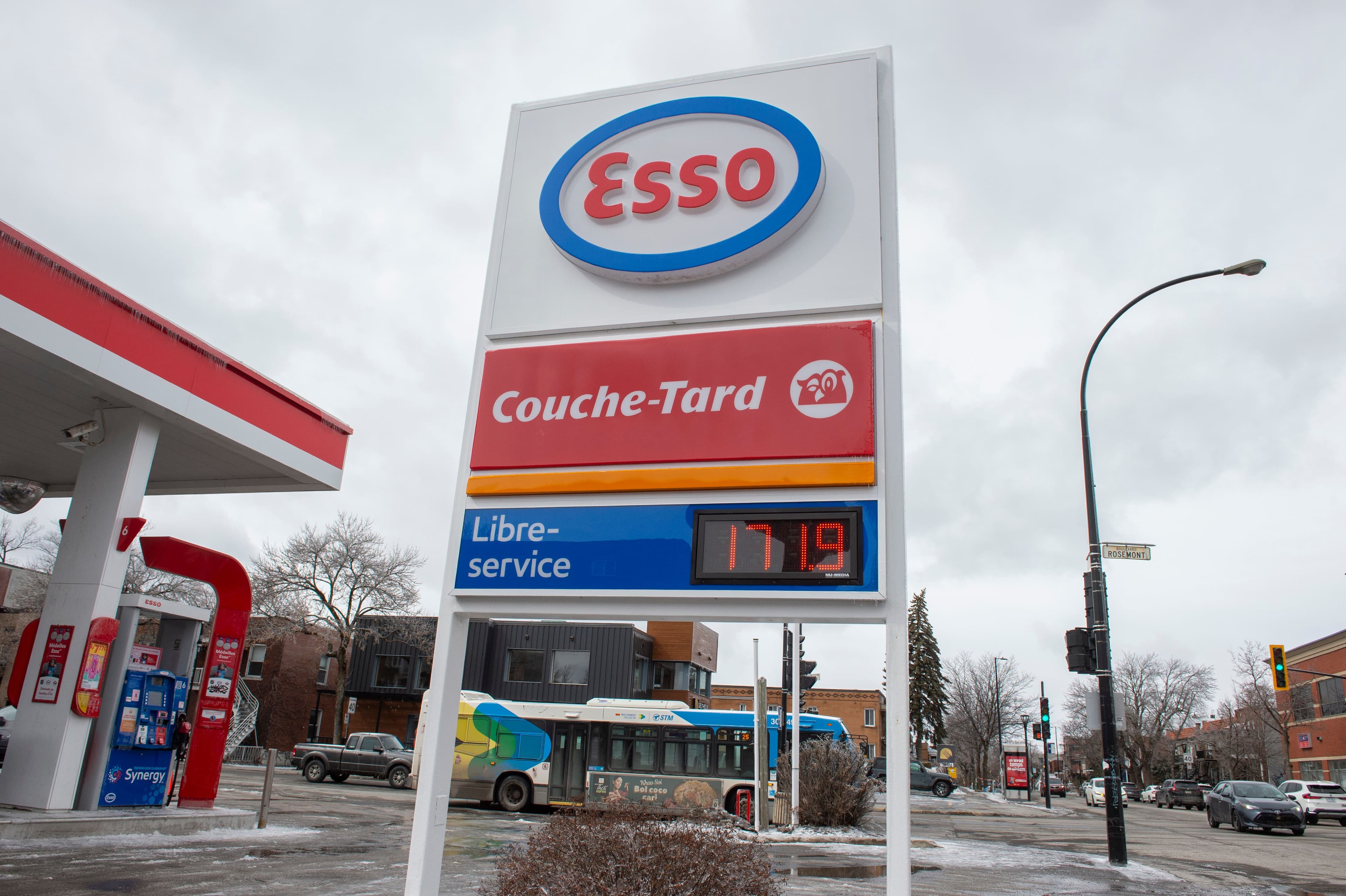 La station d’essence Esso de la rue D’Iberville, à Montréal, affiche le prix à 1,71$.