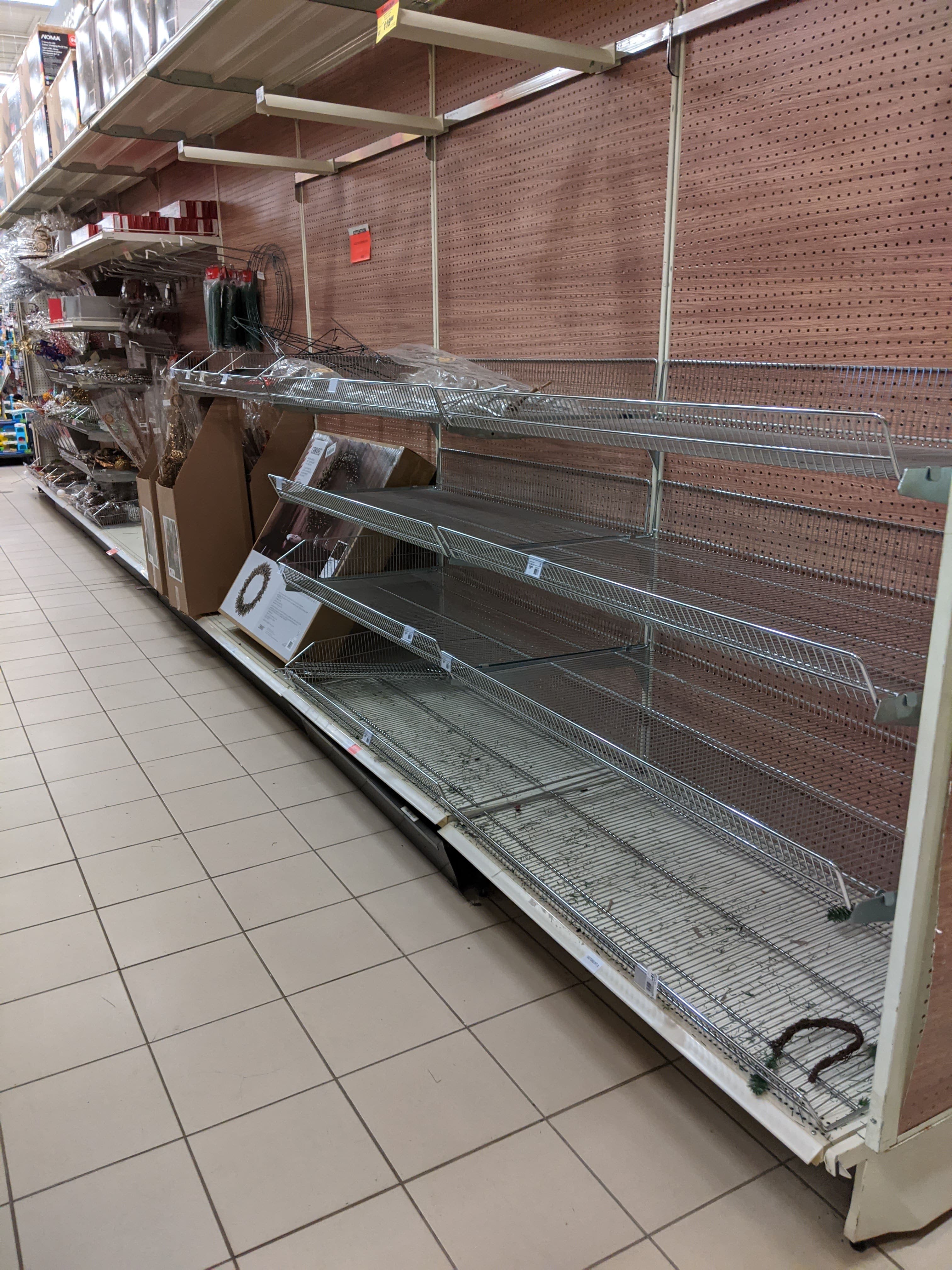Tablettes vides chez Canadian Tire à Lévis, jeudi 26 novembre, 2020.