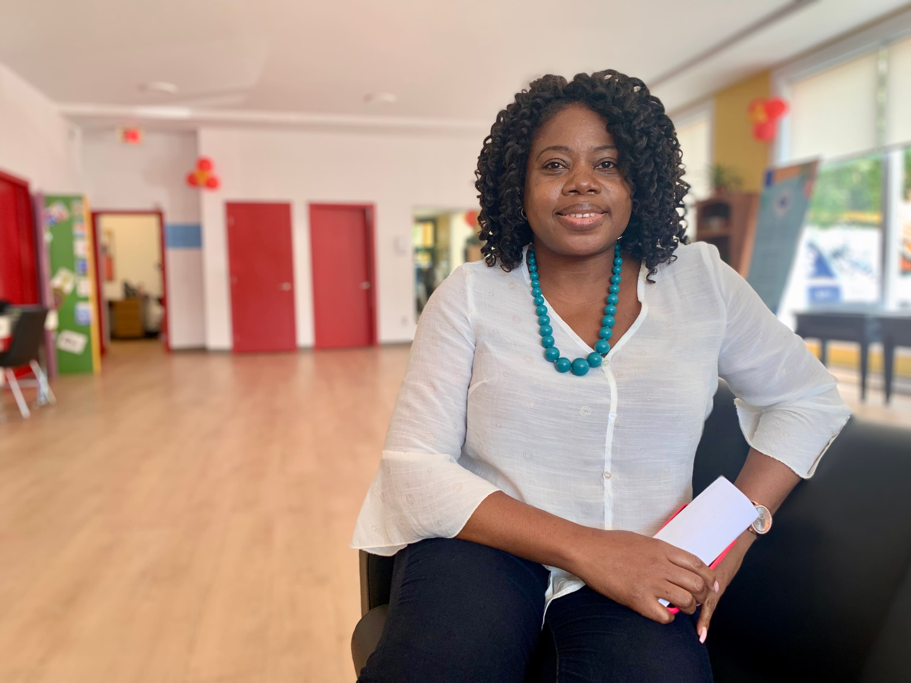 Sheilla Fortuné, directrice de la Maison des jeunes à Montréal-Nord. Le tournoi de basketball de rue de Montréal-Nord se déroulera du 4 au 7 août.