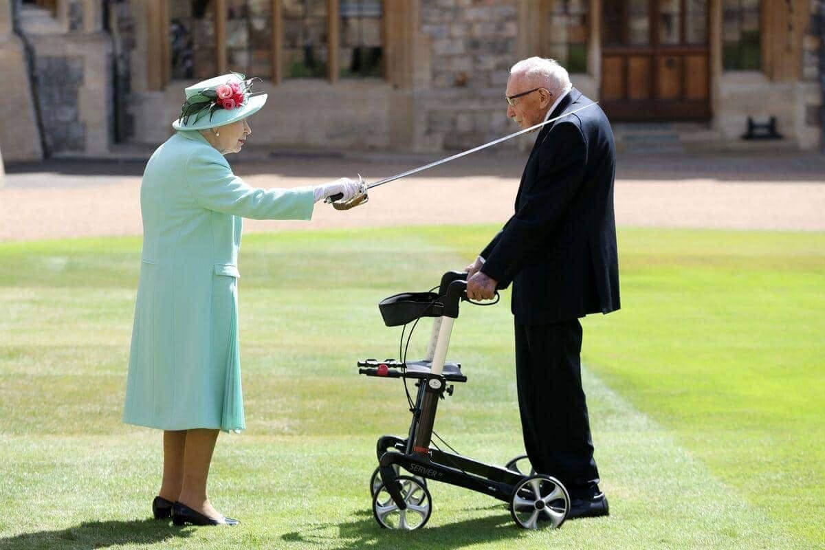 Il avait été fait chevalier par la Reine Elizabeth II, en juillet dernier.