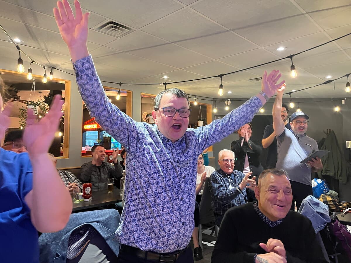 Jacques Gourde célèbre la victoire avec son équipe au restaurant-bar Le 2000 à Saint-Étienne-de-Lauzon. Il a été réélu pour la septième fois dans Lévis-Lotbinière.