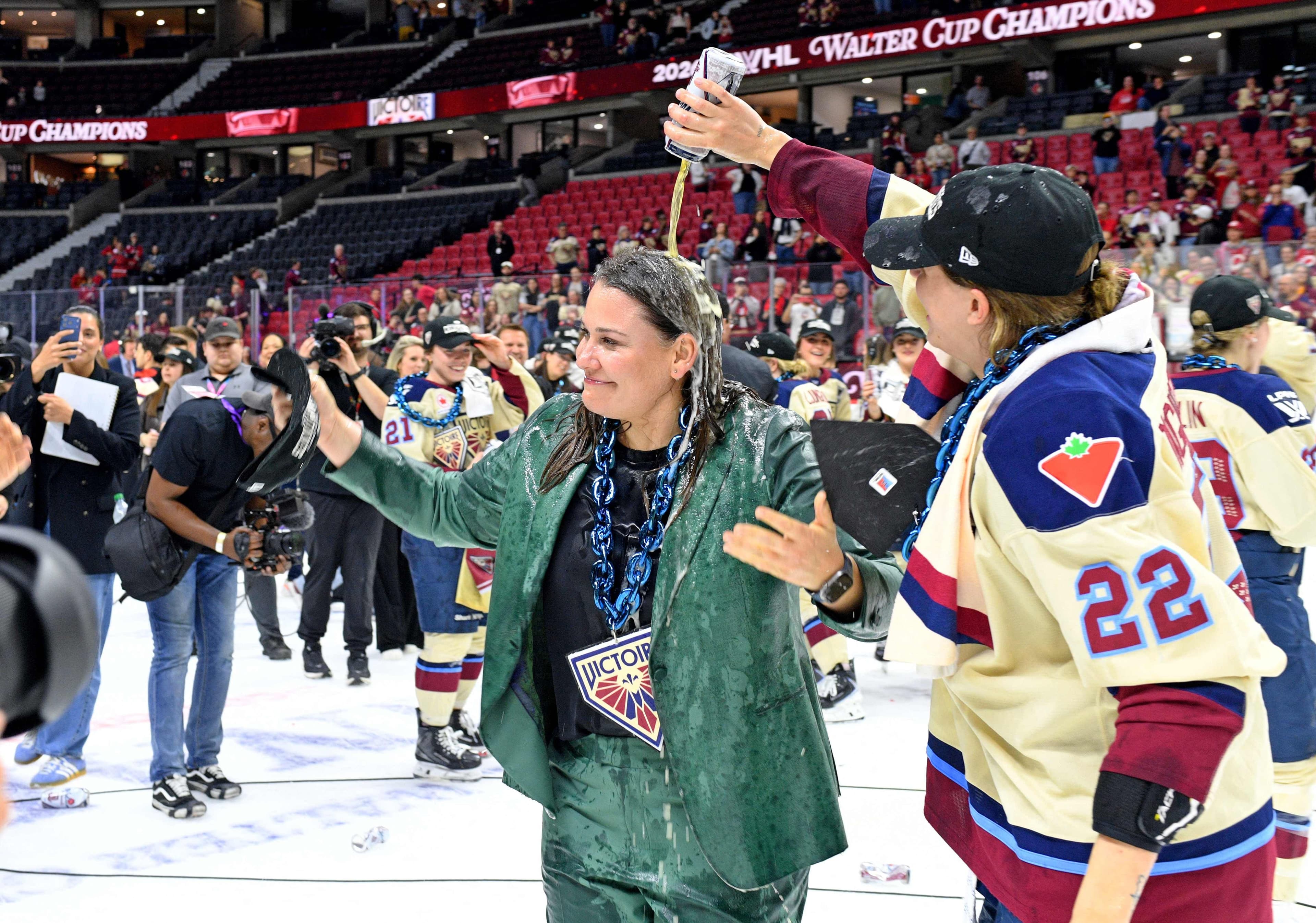 L'entraîneuse Kori Cheverie n'a rien pu faire quand la défeseure Jessica DiGirolamo lui a versé de la bière sur la tête, mercredi, après la conquête de la coupe Walter par la Victoire de Montréal à Ottawa.