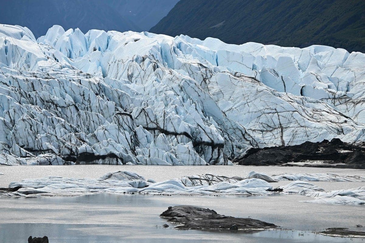 Le glacier Matanuska, situé à 161 km d'Anchorage, en Alaska, fond à vue d'oeil chaque année, constatent les guides touristiques, qui doivent constamment entretenir les sentiers pour en retirer de la boue glaciaire.