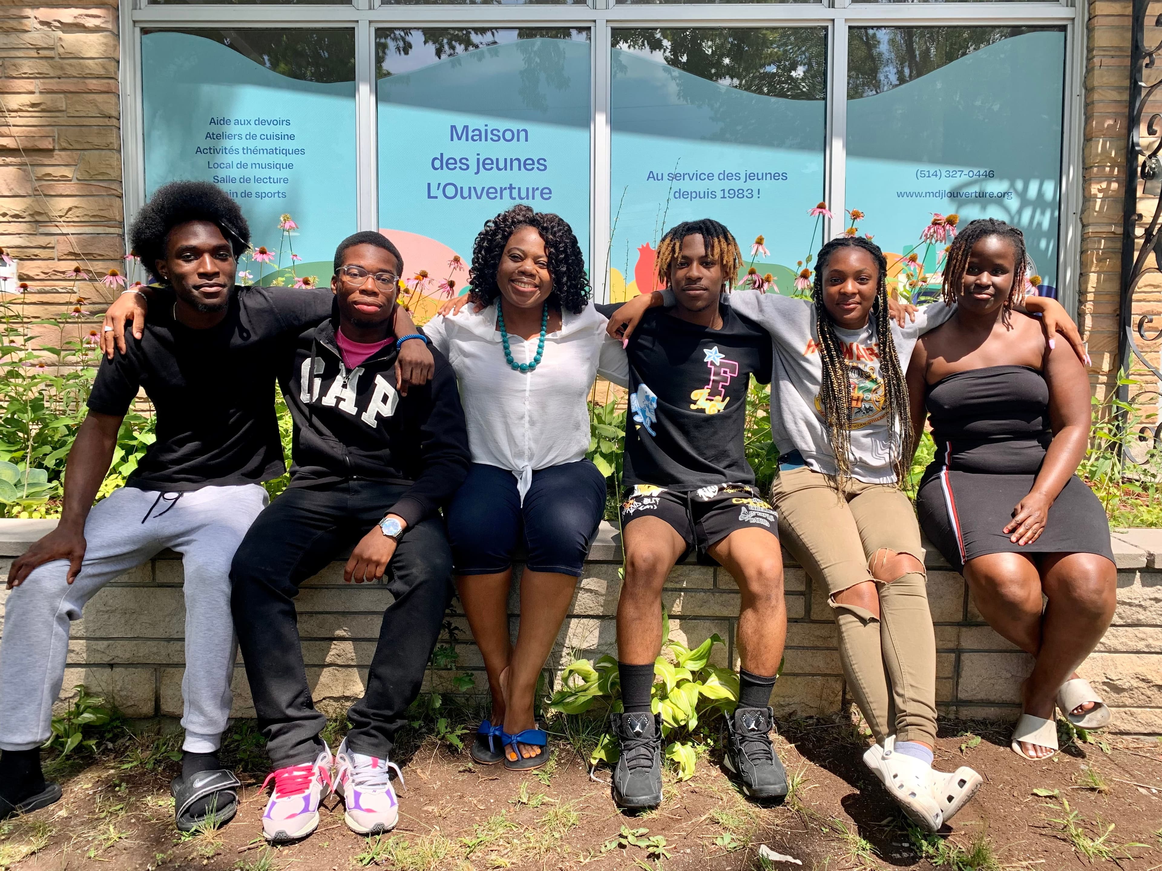 Sheilla Fortuné, directrice de la Maison des jeunes à Montréal-Nord, entourée de Evens Valentin, Ian Pinder, Stevens Valentin, Velira Fatal et Misla Clerveau, qui l'aideront à organiser le tournoi de basketball de rue de Montréal-Nord.
Le tournoi de basketball de rue de Montréal-Nord se déroulera du 4 au 7 août.