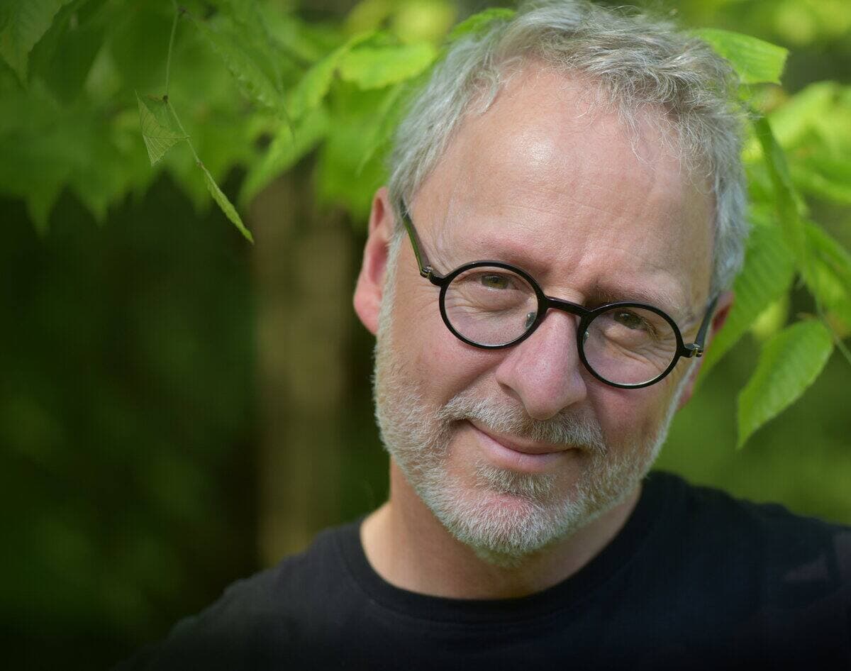 Michel Leboeuf recommande aux gens de trouver une parcelle de nature et de faire l'écoute des sons des oiseaux pour s'initier à la bioacoustique.