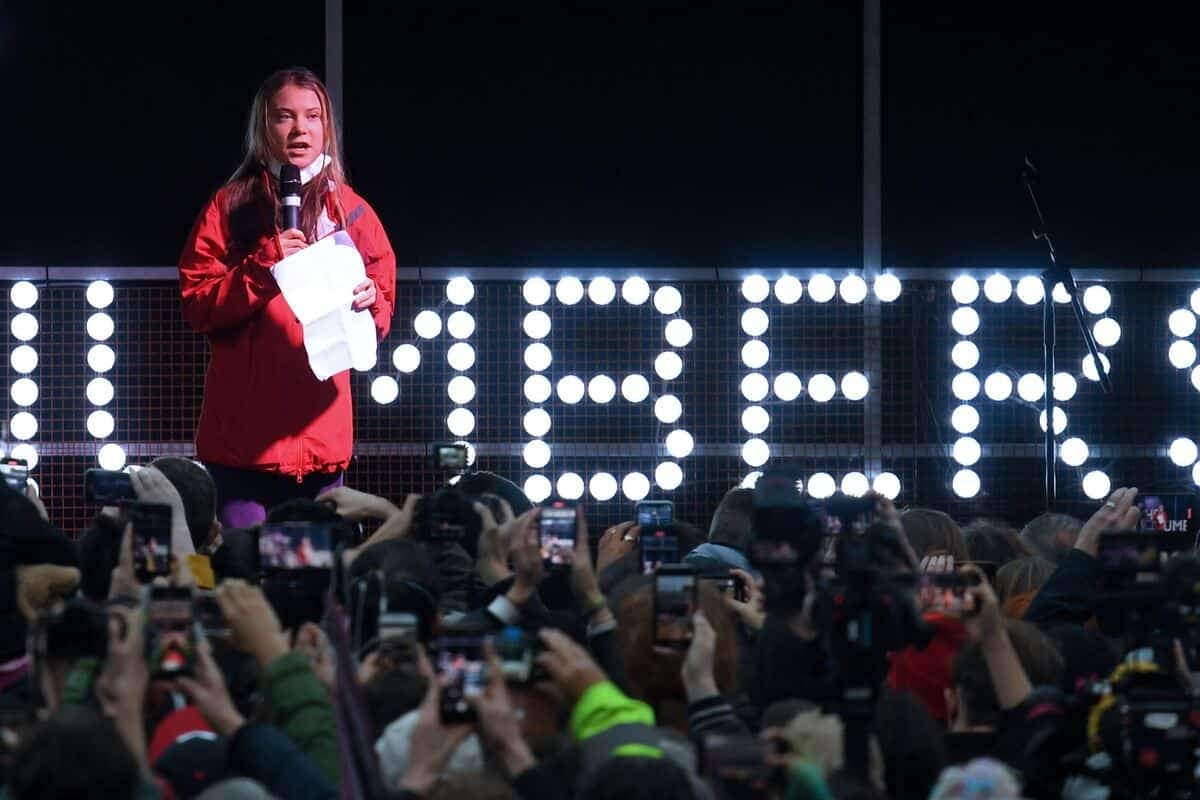 La militante suédoise Greta Thunberg s'adressant aux manifestants réunis à Glasgow, au Royaume-Uni, durant la COP26