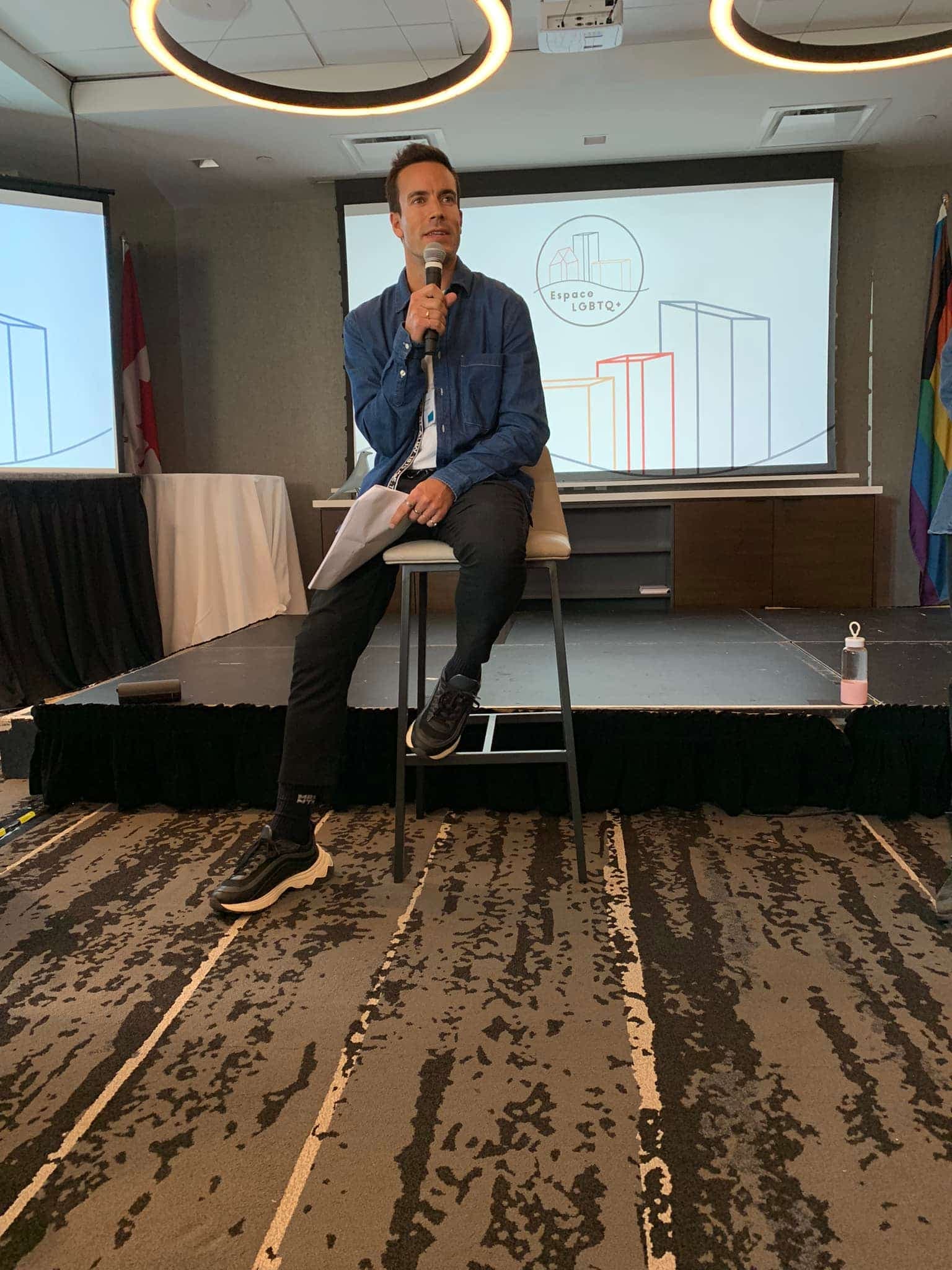 Nelson De Sousa en train de parler durant une conférence à titre de président de l'organisme Espace LGBTQ+.