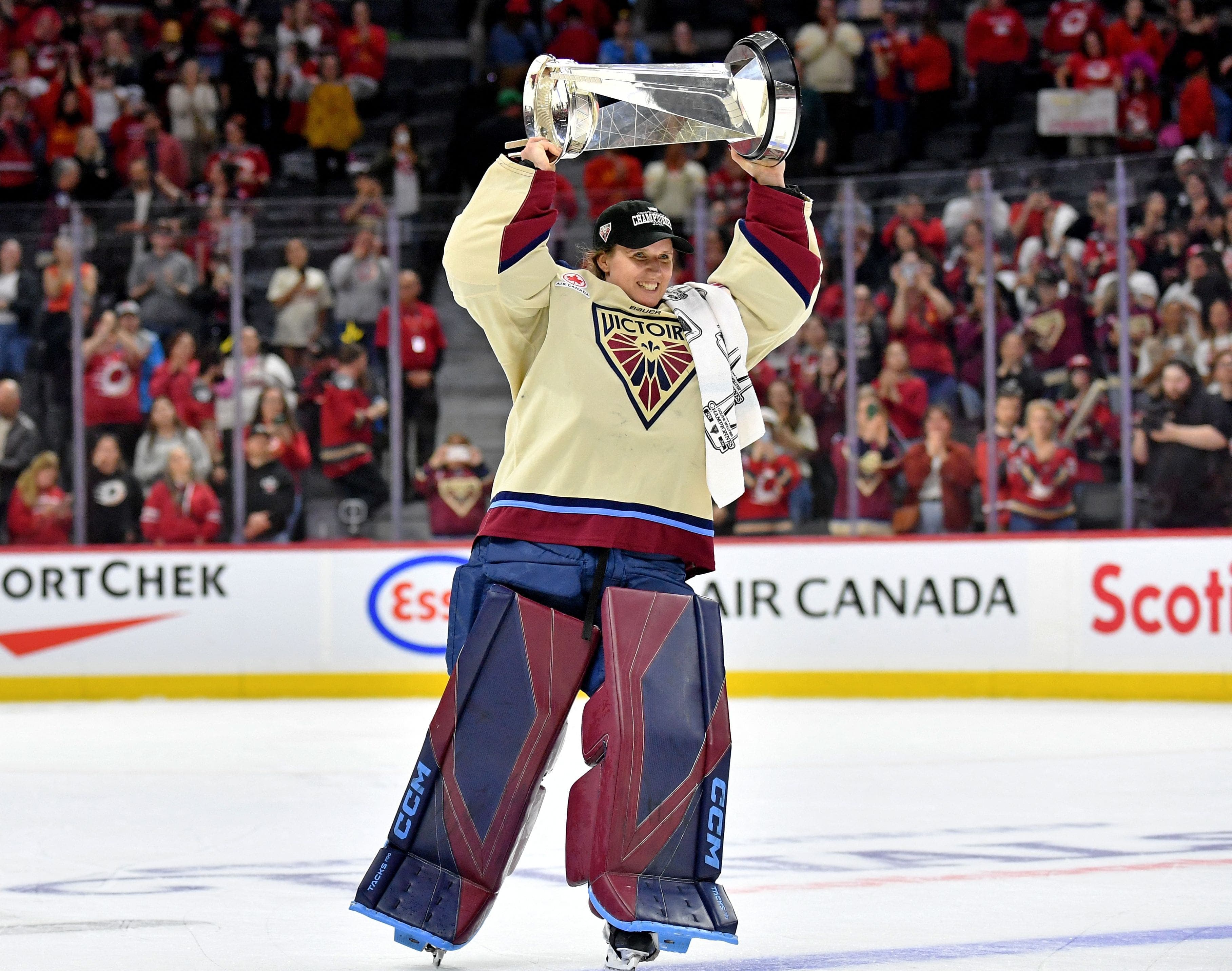 Ann-Renée Desbiens a soulevé la coupe Walter mercredi dernier à Ottawa.