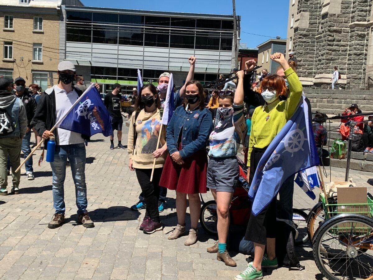 Quelques centaines de personnes se sont rassemblées, samedi après-midi, sur le parvis de l'Église Saint-Roch pour s'opposer au projet du Tunnel Québec-Lévis.