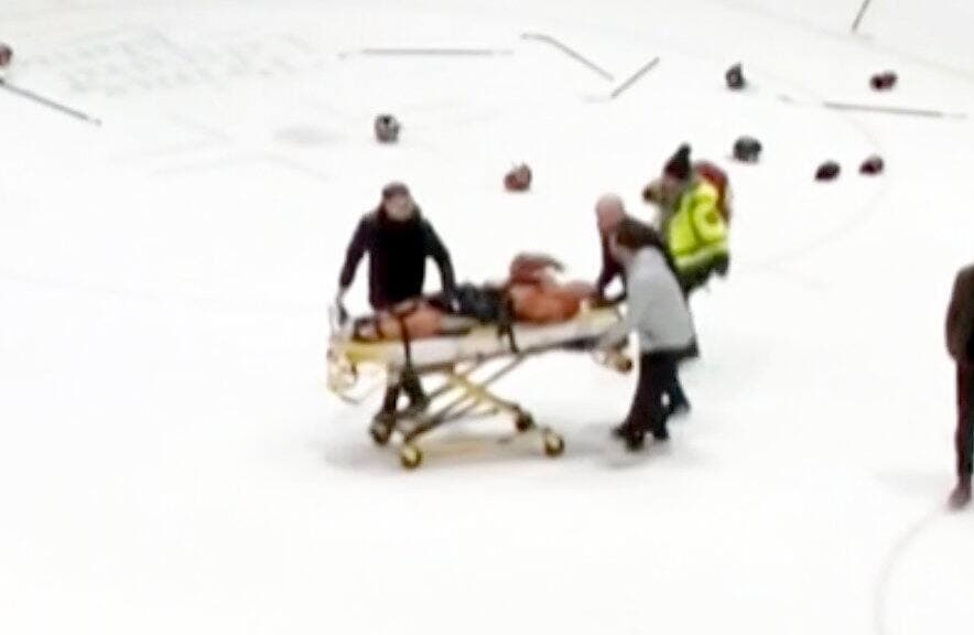 L'attaquant des Islanders de Charlottetown Ross Campbell a quitté la rencontre de lundi sur une civière après que sa tête eut heurté la glace durant une bagarre.