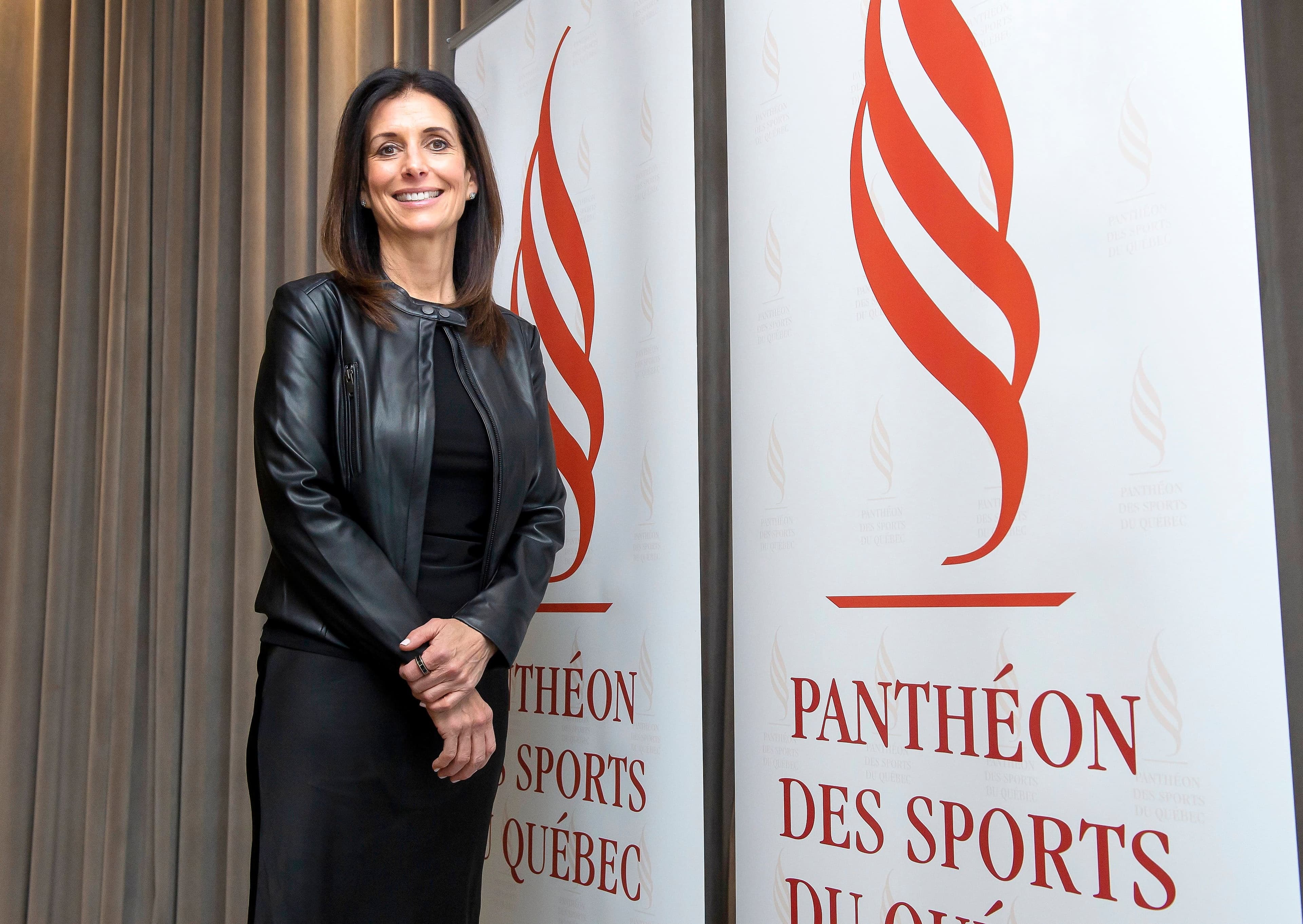 Manon Rhéaume a posé lors du 33e Gala d’intronisation du Temple de la renommée du Panthéon des sports du Québec, en 2024, au Club de golf métropolitain Anjou, à Montréal.