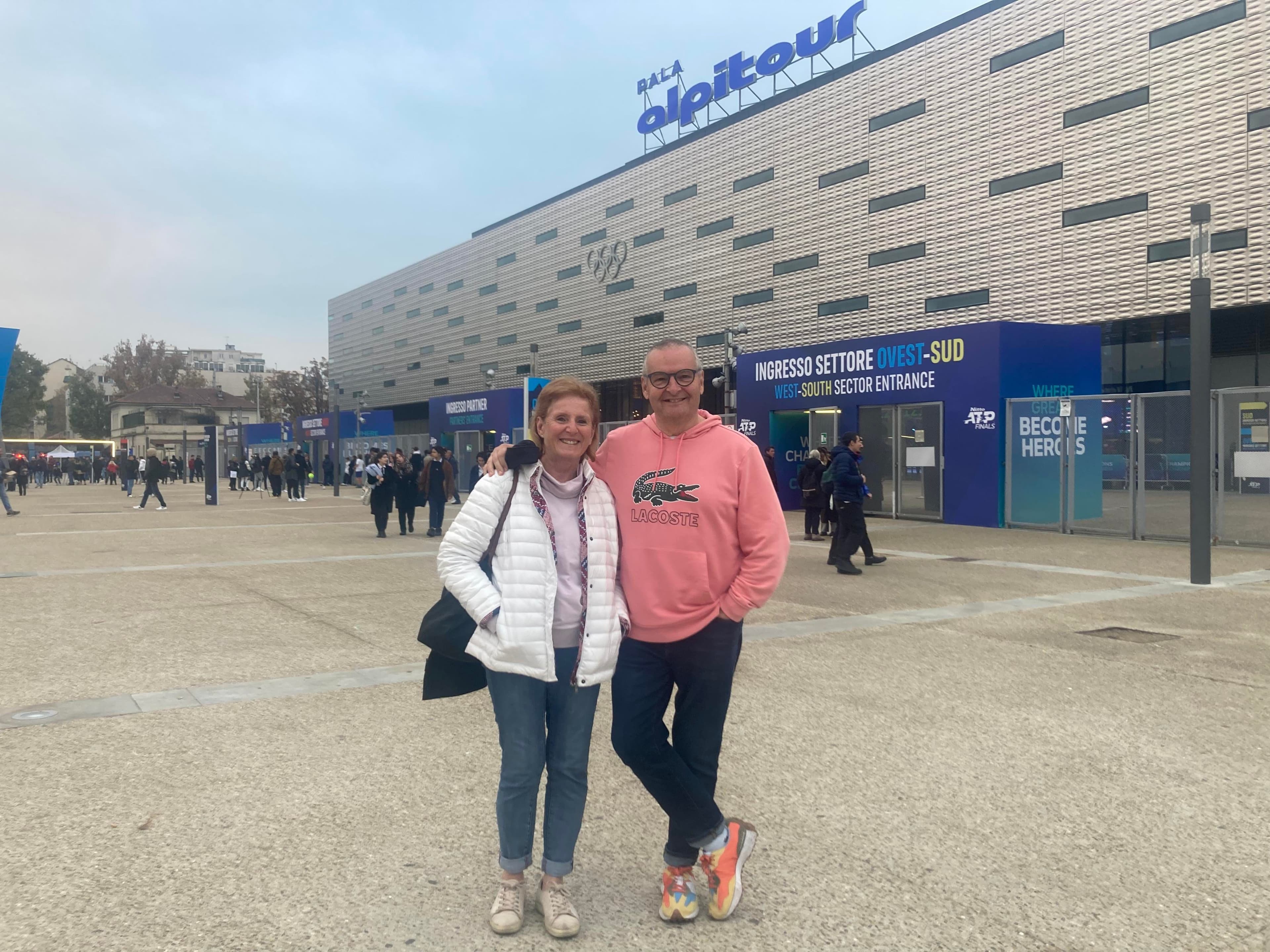 Carole Leboeuf et Claude Laliberté posent devant le Pala Alpitour de Turin, où les deux amateurs de tennis du Québec sont venus voir jouer Félix Auger-Aliassime.