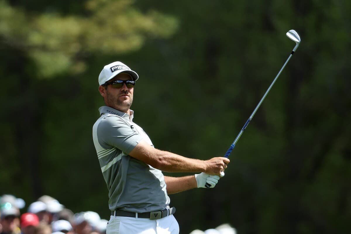 Le Canadien Corey Conners n’a pas quitté la balle des yeux au 12e tertre vendredi, au Augusta National.