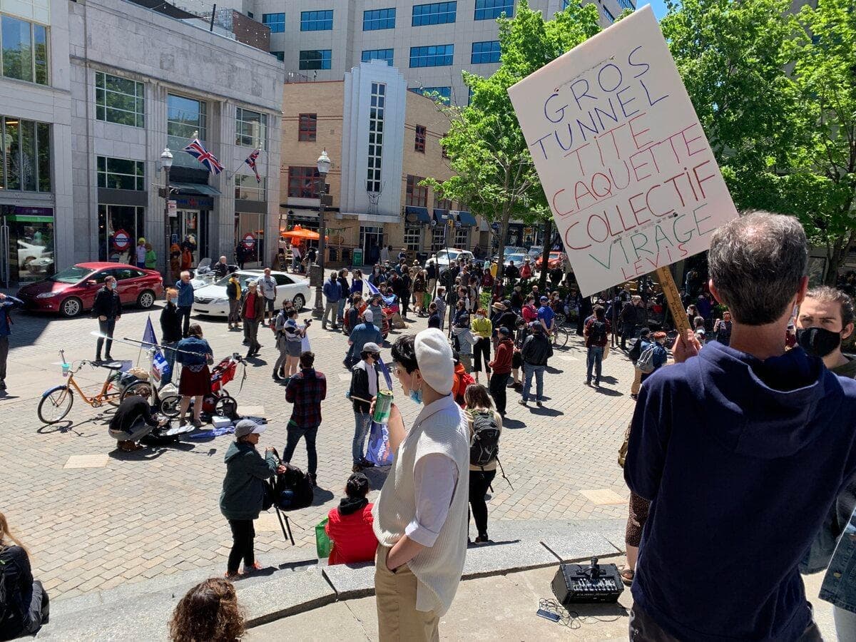 Quelques centaines de personnes se sont rassemblées, samedi après-midi, sur le parvis de l'Église Saint-Roch pour s'opposer au projet du Tunnel Québec-Lévis.
