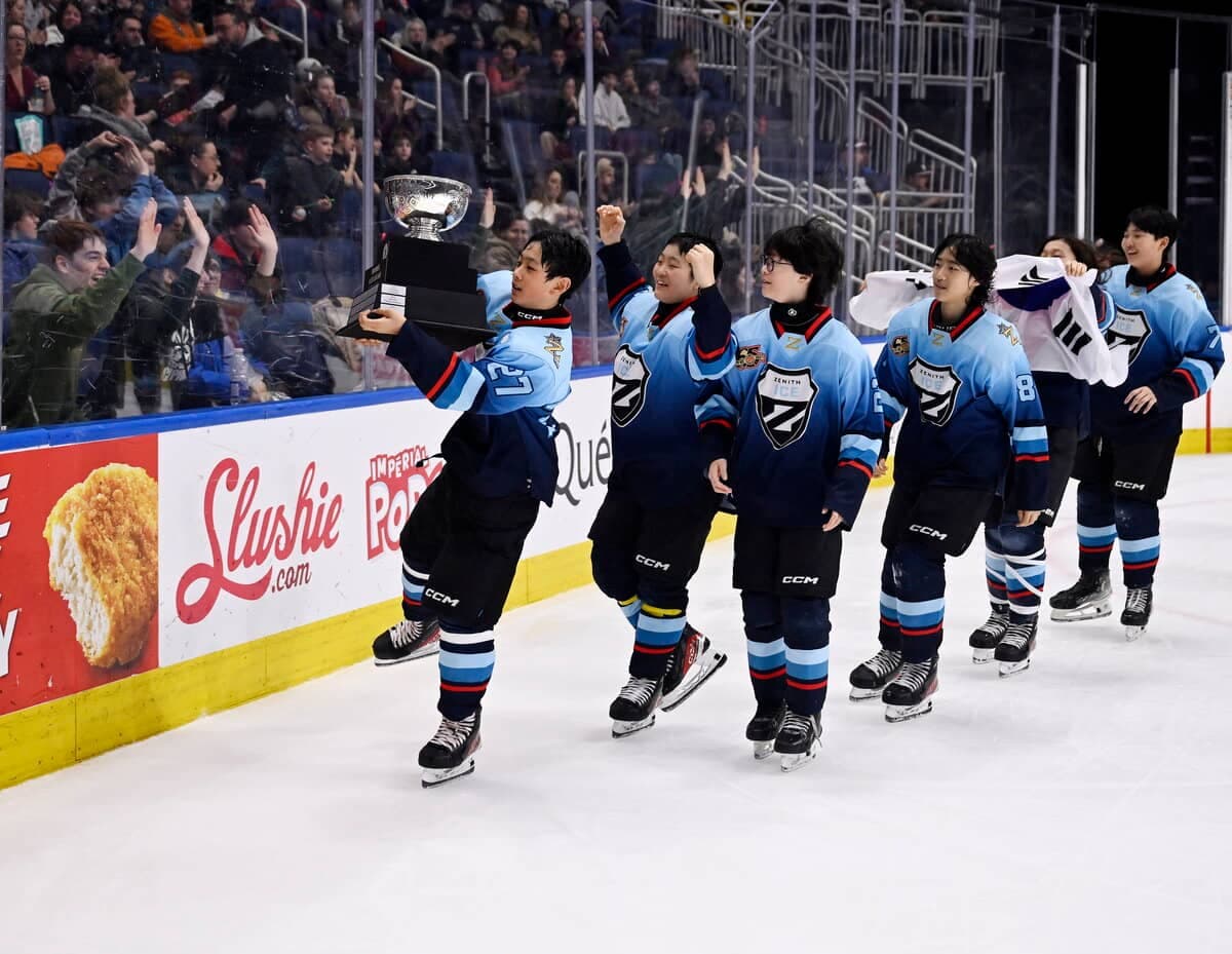 Les Coréens du Zenith Ice Hockey Club ont fièrement défilé avec leur trophée et leur drapeau après avoir remporté dimanche la classe AA du Tournoi pee-wee de Québec.