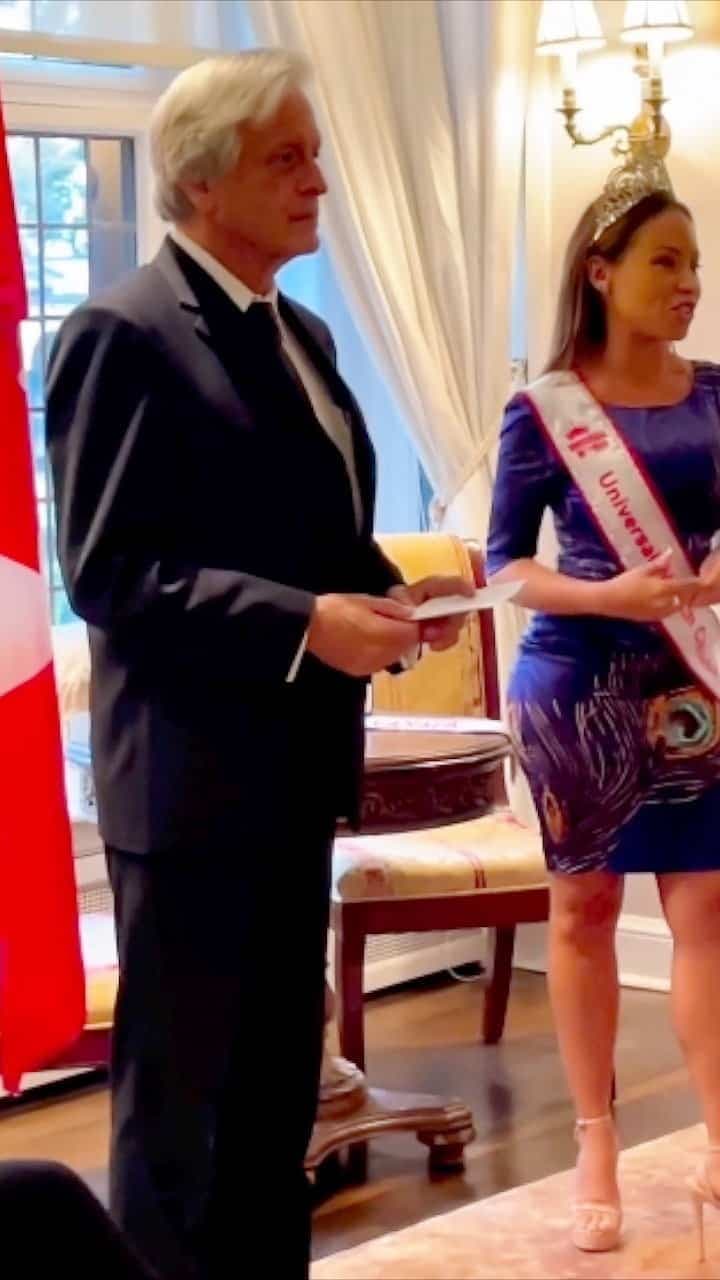 L’avocat Daniel Rochefort, en compagnie de Victoria Vallejo Villa, la gagnante 2022 du concours Universal Woman Canada.