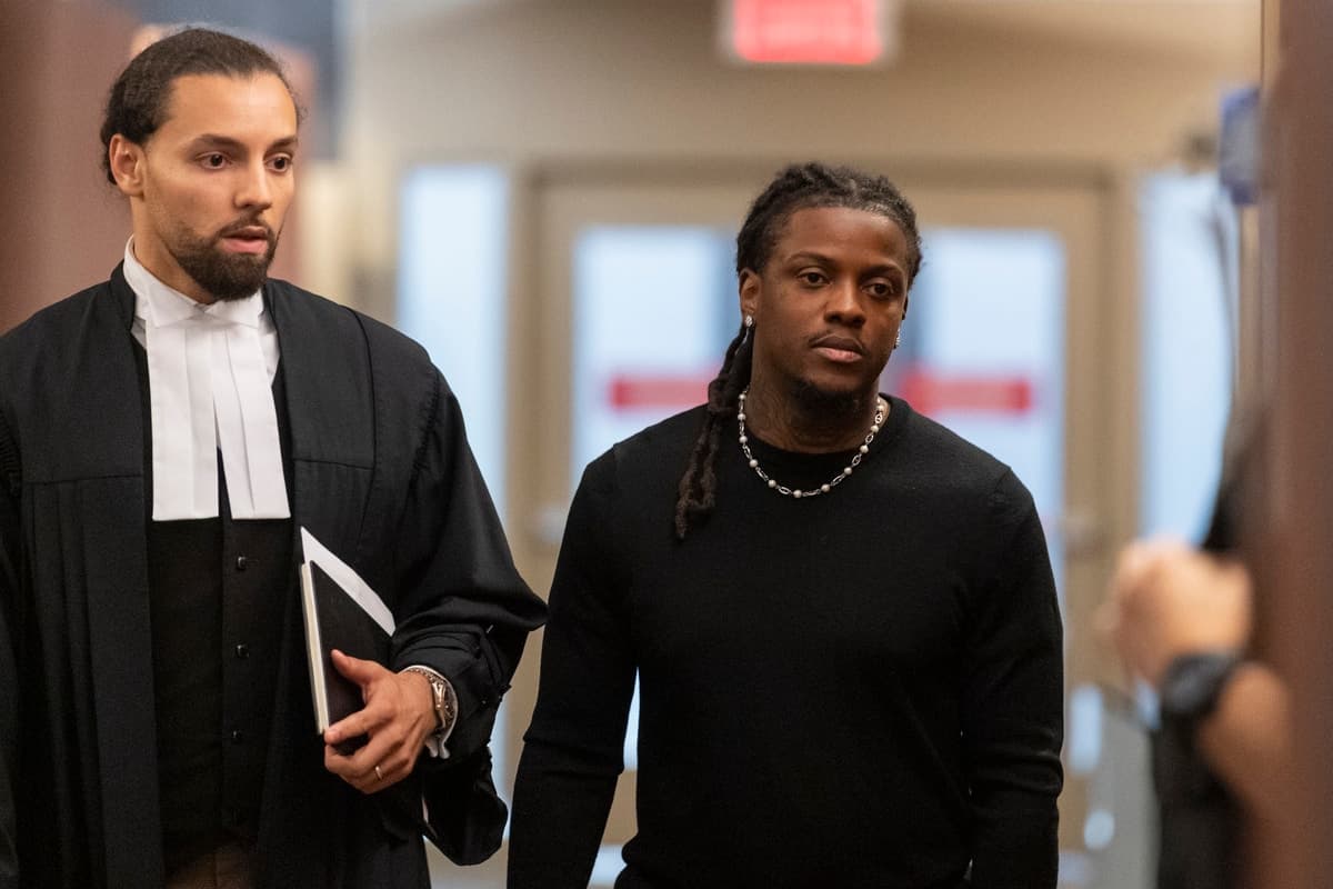 Kevin Myrthil Estimé (à droite), un ex-joueur de football collégial et universitaire, est accusé d’une agression sexuelle de groupe qui serait survenue il y a 12 ans. Il est vu ici en compagnie de son avocat, Me Ouissam Akhrif, au palais de justice de Montréal ce jeudi 14 août 2025. Myrthil a déjà été condamné à 39 mois de prison pour proxénétisme en 2020.