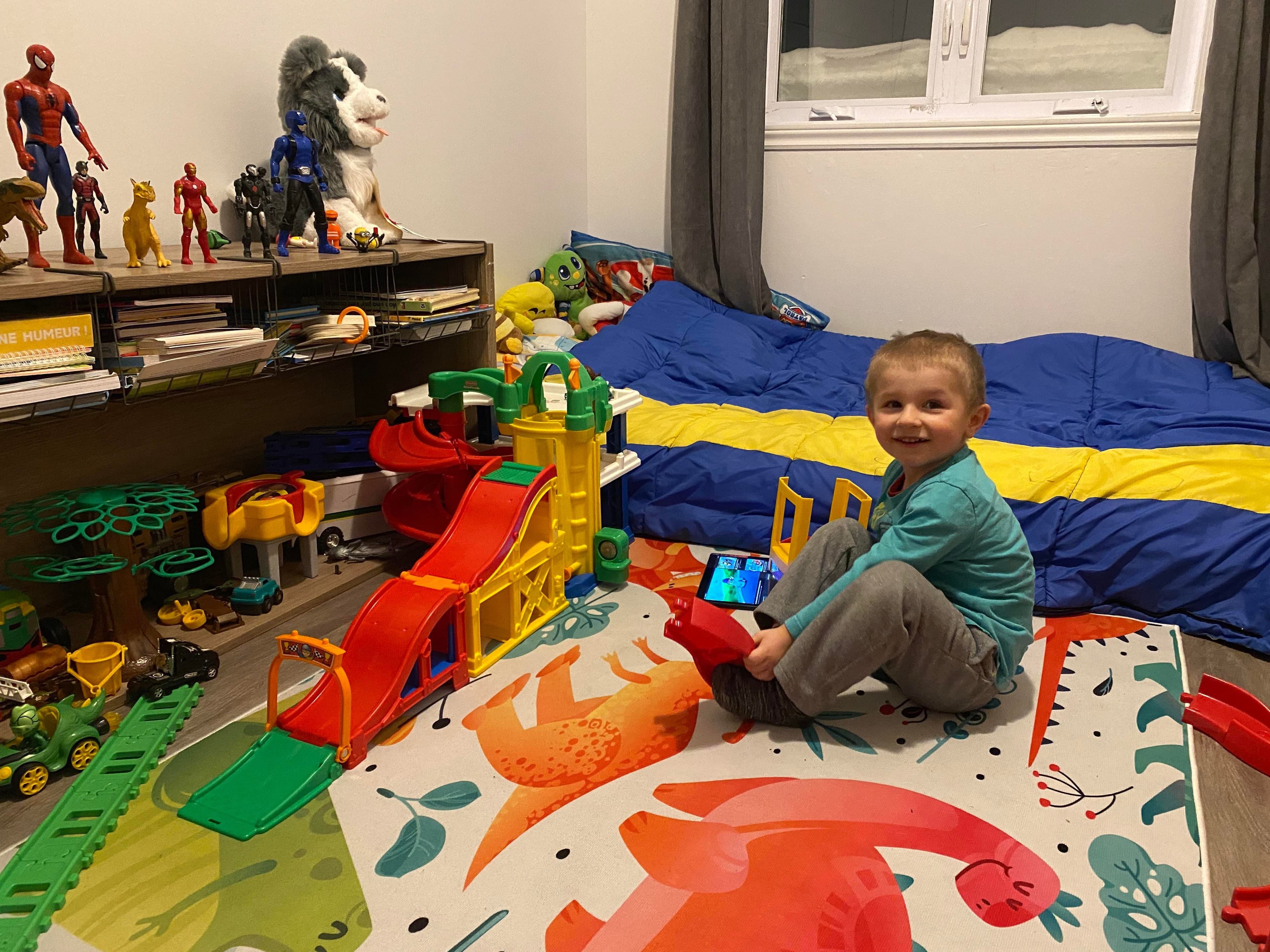 Le petit Arsen, 3 ans et demi, a développé quelques séquelles après avoir vécu de longues journées dans un bunker, qui ont aujourd'hui disparu.