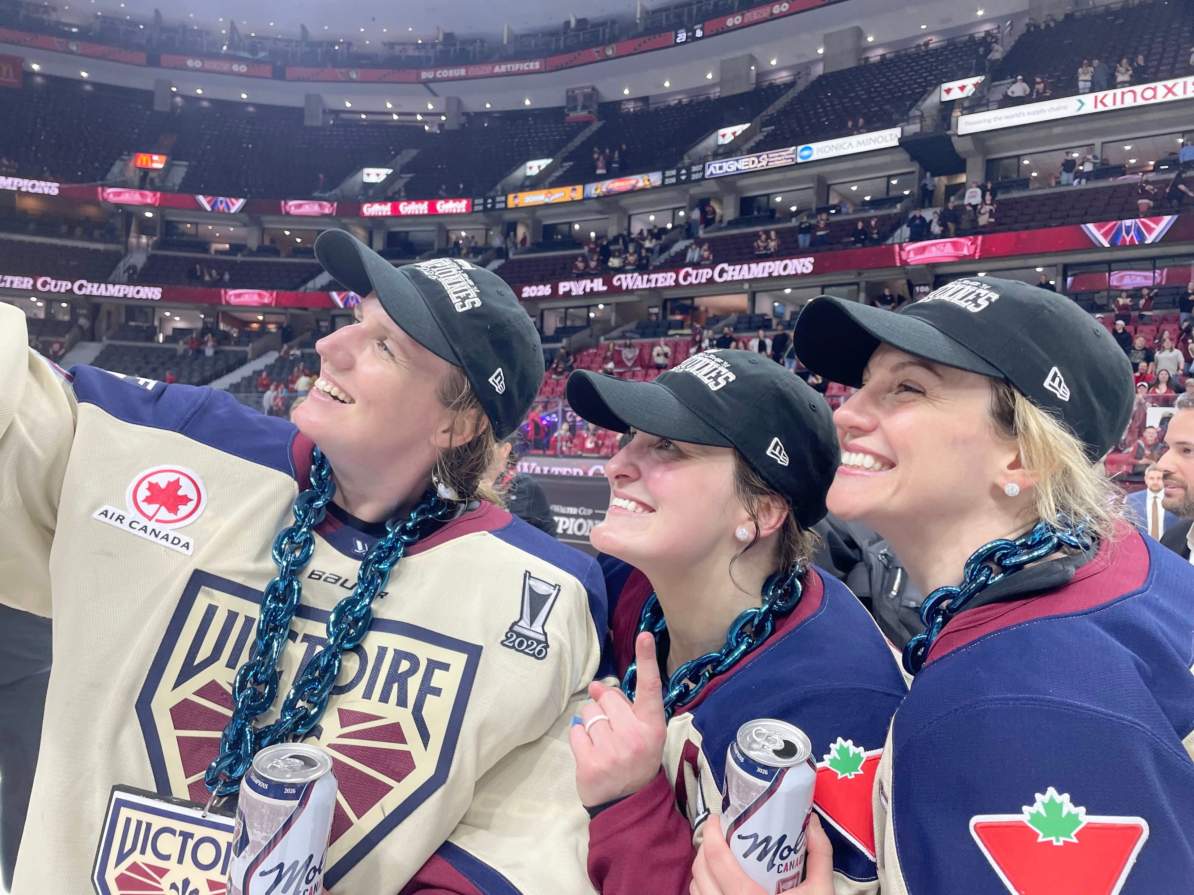 Ann-Renée Desbiens prend une photo avec Marie-Philip Poulin et Laura Stacey, le 20 mai à Ottawa, après le couronnement de la Victoire de Montréal.