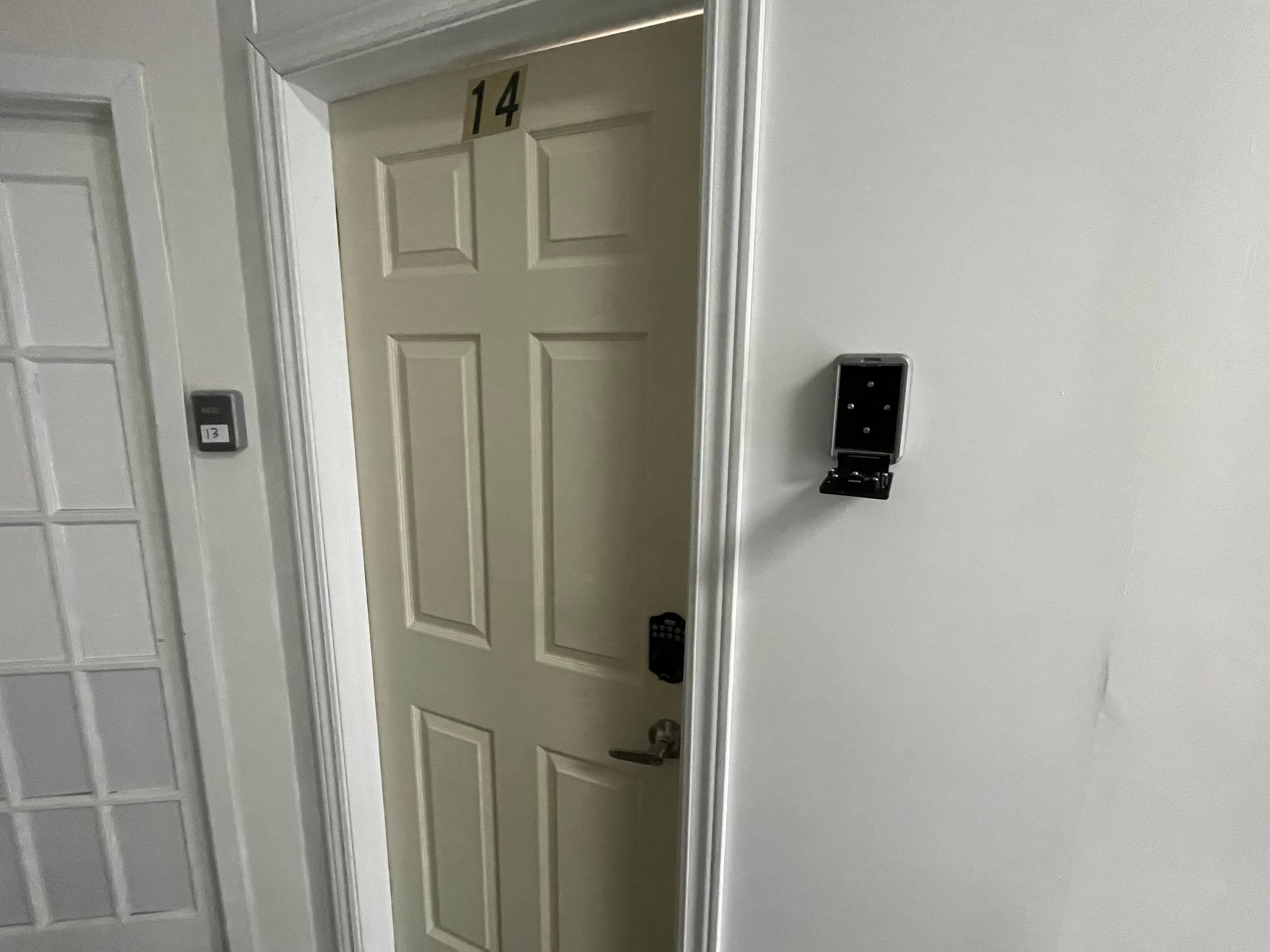 Il n'y avait aucune clé dans le boîtier à cet effet à notre arrivée à la chambre louée sur Airbnb.