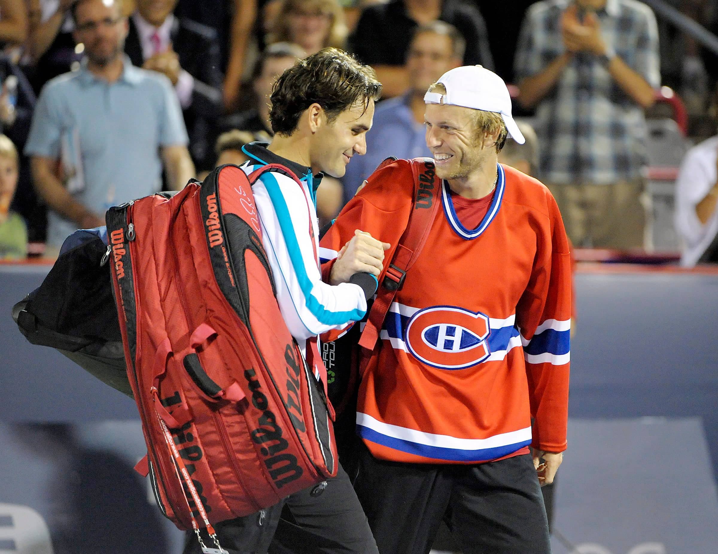 Roger Federer bat Frédéric Niemeyer en deux manches serrées au premier tour à Montréal, en août 2009. Le Suisse était alors numéro 1 mondial et le Québécois, qui portait pour son entrée sur le court le chandail du Canadien, 487e.