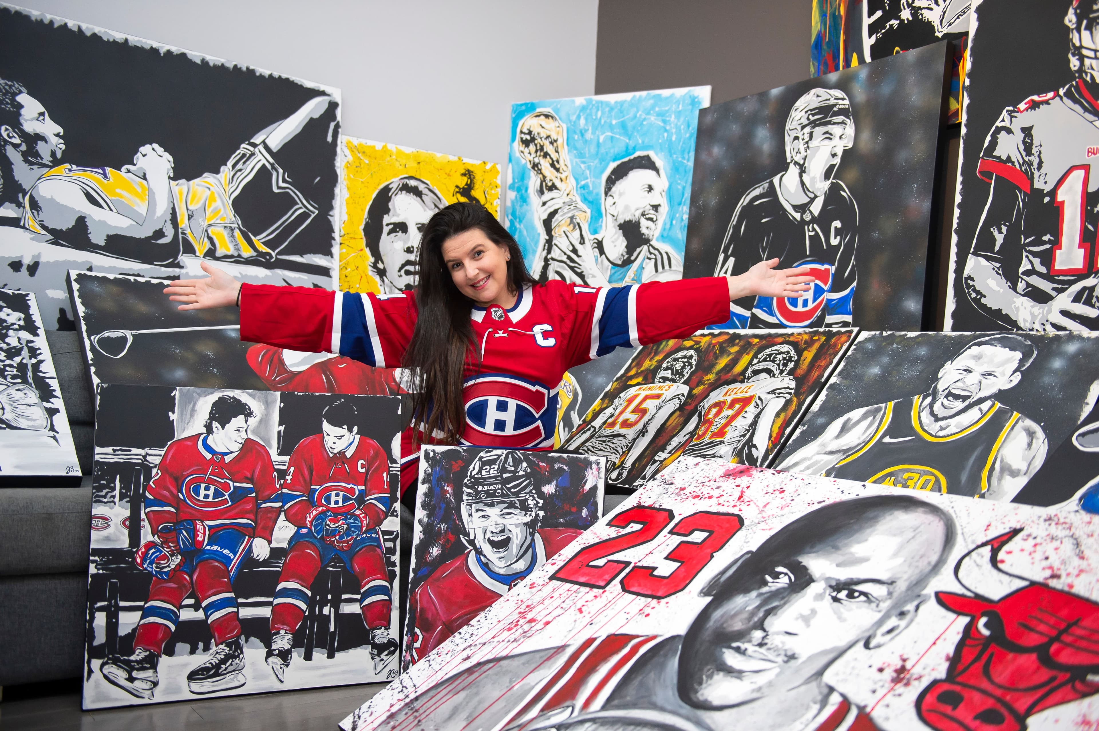 Jessica Boudreau avec une petite partie de ses œuvres.