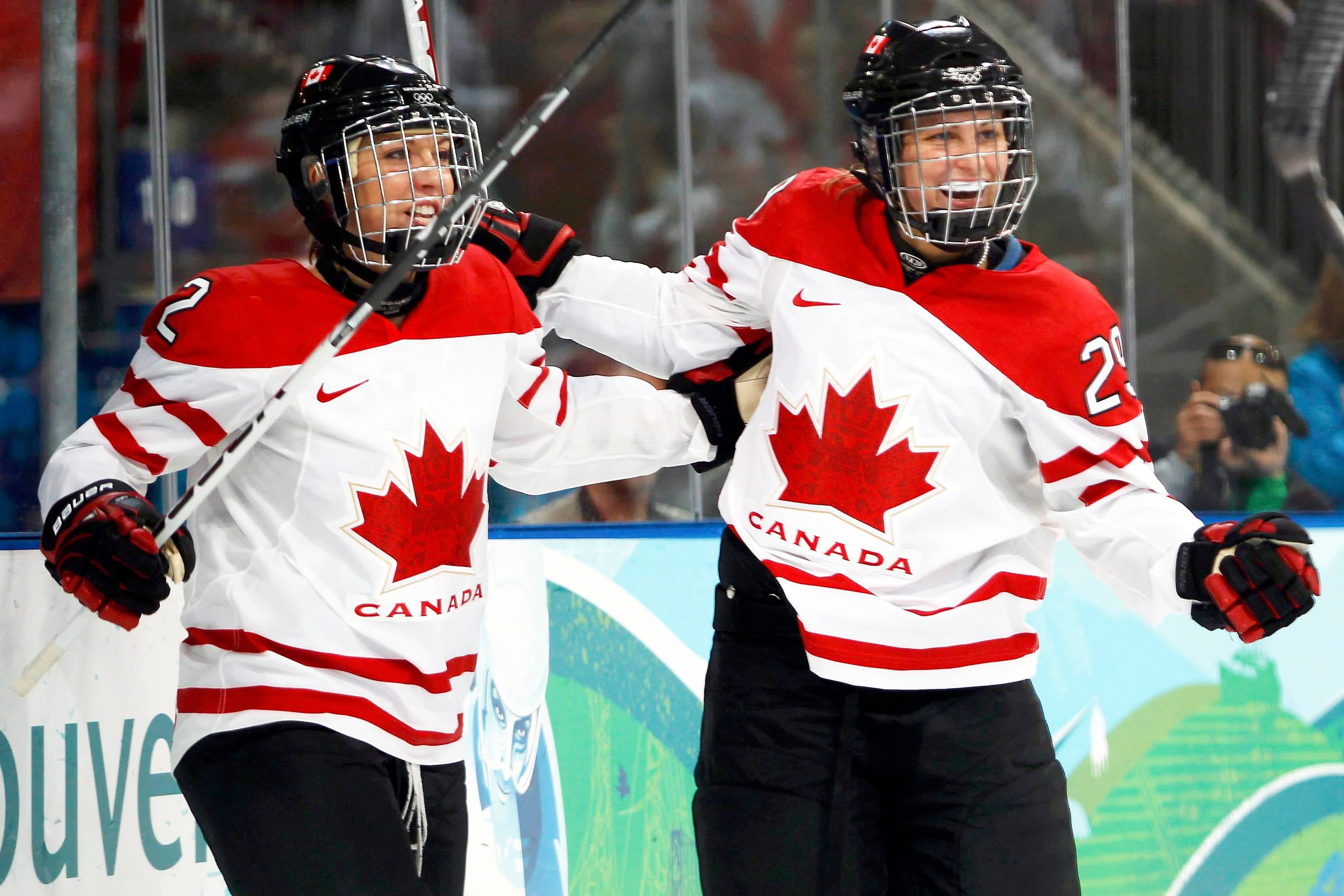 Meghan Agosta (à gauche) et Marie-Philip Poulin lors des Jeux olympiques de Vancouver, en 2010.