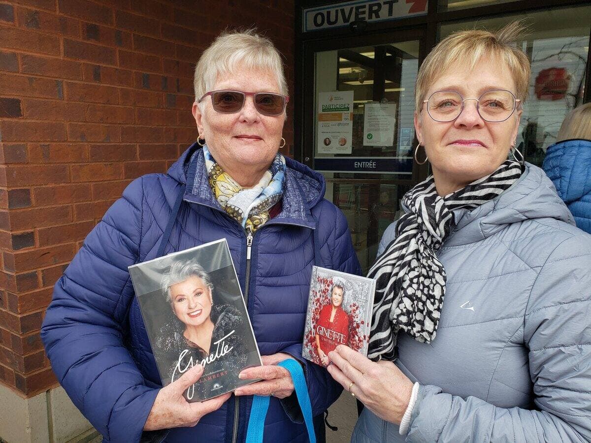 Suzanne Lemieux et France Thibault de Rivière-du-Loup sont arrivées tôt ce matin afin de rencontrer pour une première fois leur idole Ginette Reno.