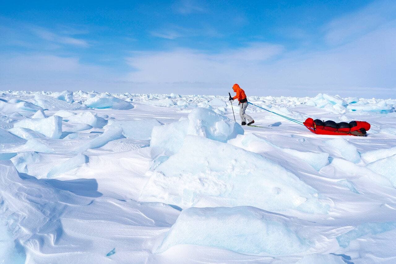 La cinéaste d’aventure Caroline Côté vient de publier L’appel de l’Antarctique où elle raconte cet incroyable parcours réalisé seule à ski entre Hercules Inlet et le pôle Sud.