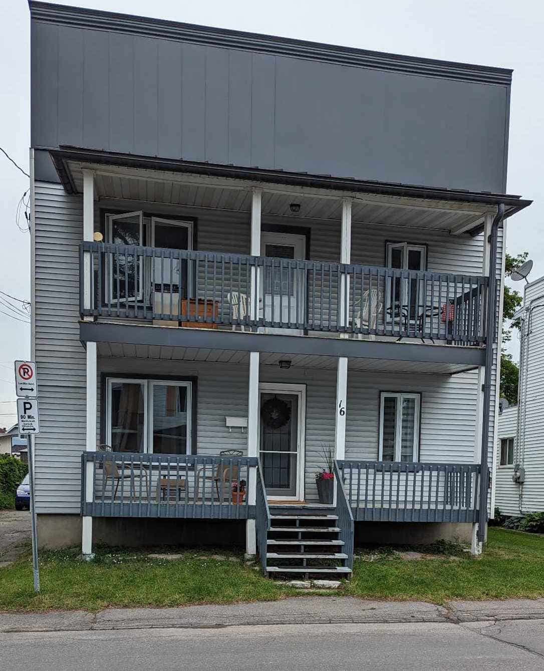 Le duplex où vit la famille de Valérie Forint et Kevin Fraser-Metivier à Valleyfield.
