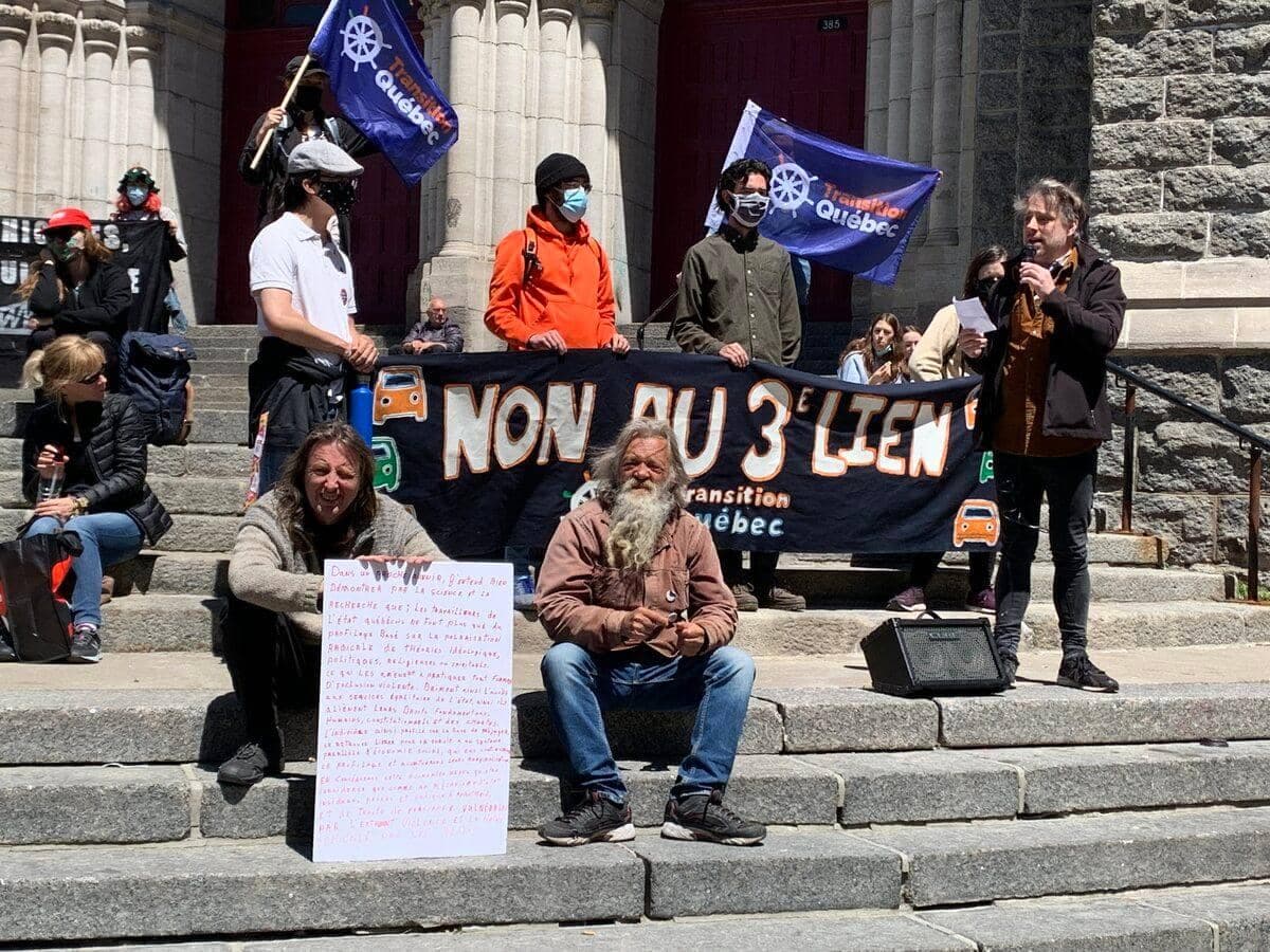 Quelques centaines de personnes se sont rassemblées, samedi après-midi, sur le parvis de l'Église Saint-Roch pour s'opposer au projet du Tunnel Québec-Lévis.