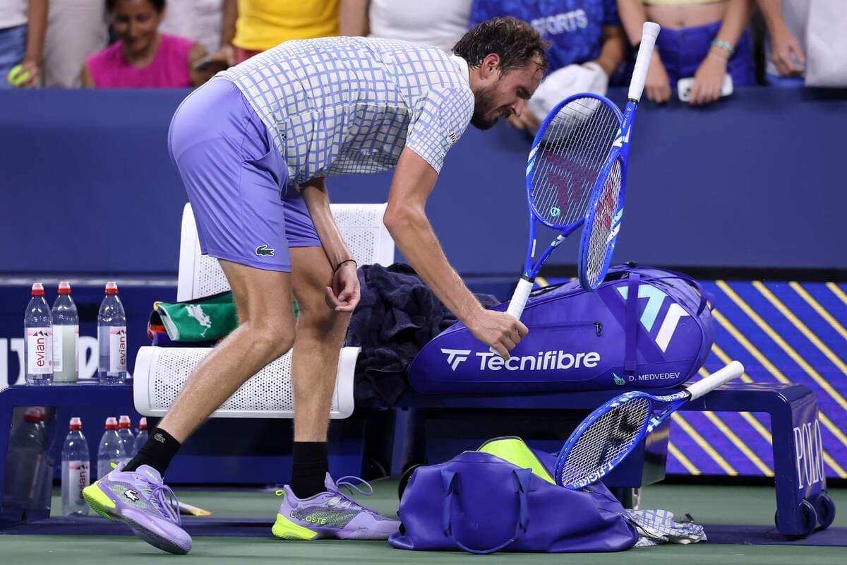 Le Russe Daniil Medvedev a brisé sa raquette après avoir perdu un match contre le Français Benjamin Bonzi, tard dimanche, aux Internationaux des États-Unis.