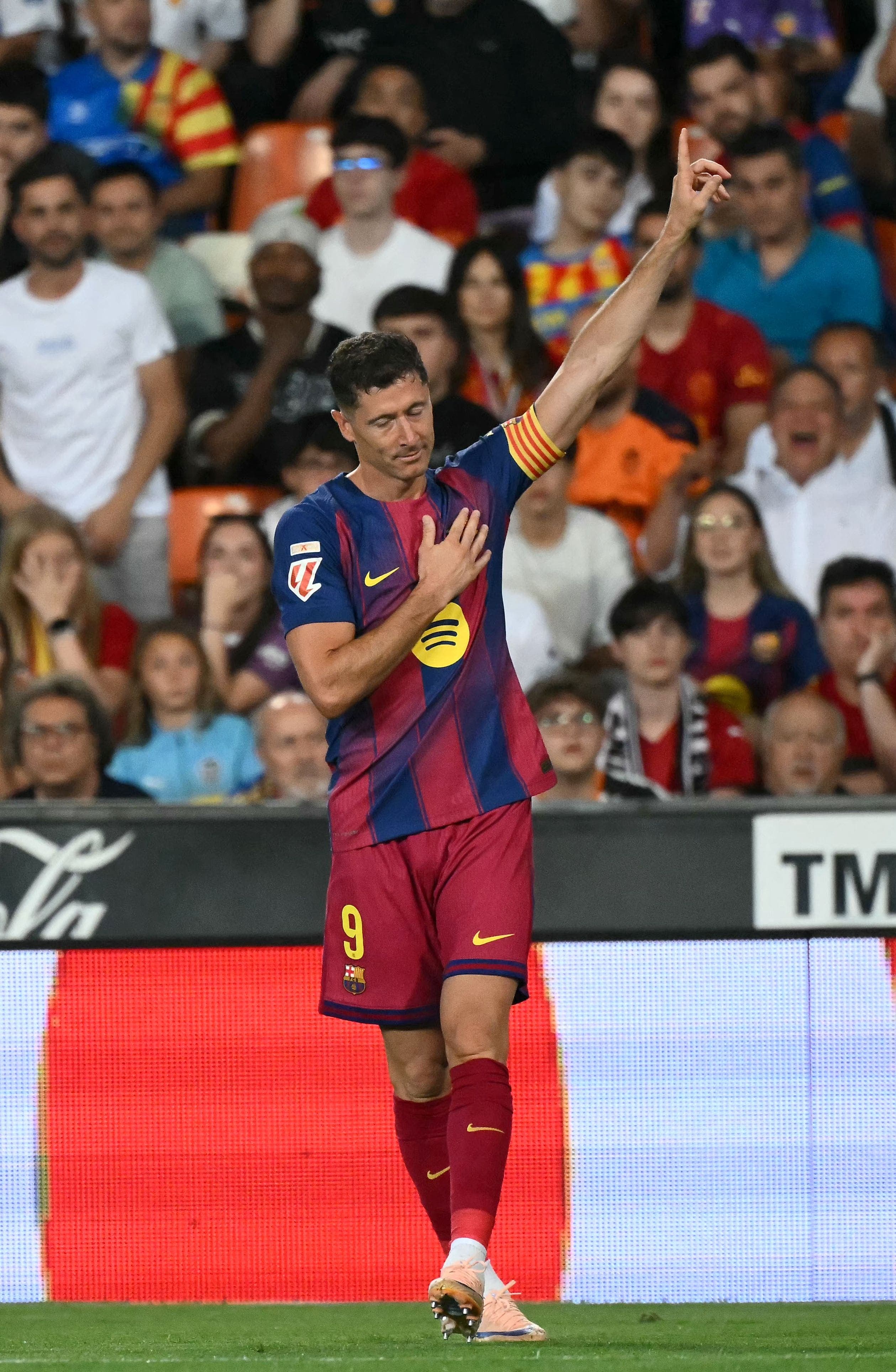 Robert Lewandowski, que l’on voit ici saluer la foule après avoir marqué dans l’uniforme du FC Barcelone, ne sera pas de la Coupe du monde, cette année.