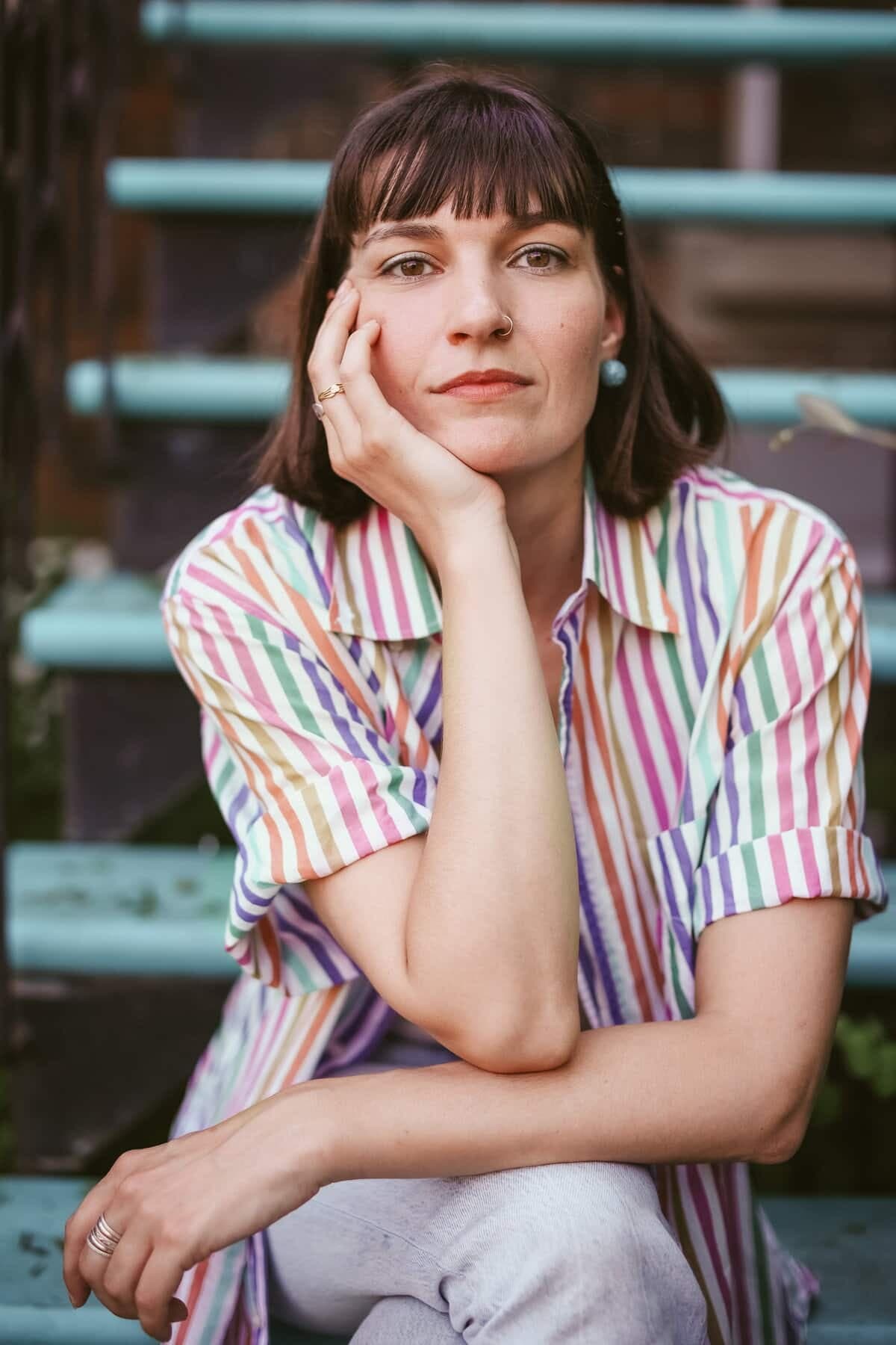 Grande voyageuse, Soline Asselin s'est inspirée de ses propres voyages, de la vie des femmes de sa famille et des exploits des grandes exploratrices pour écrire Voyage verrs une fusée, son premier livre.