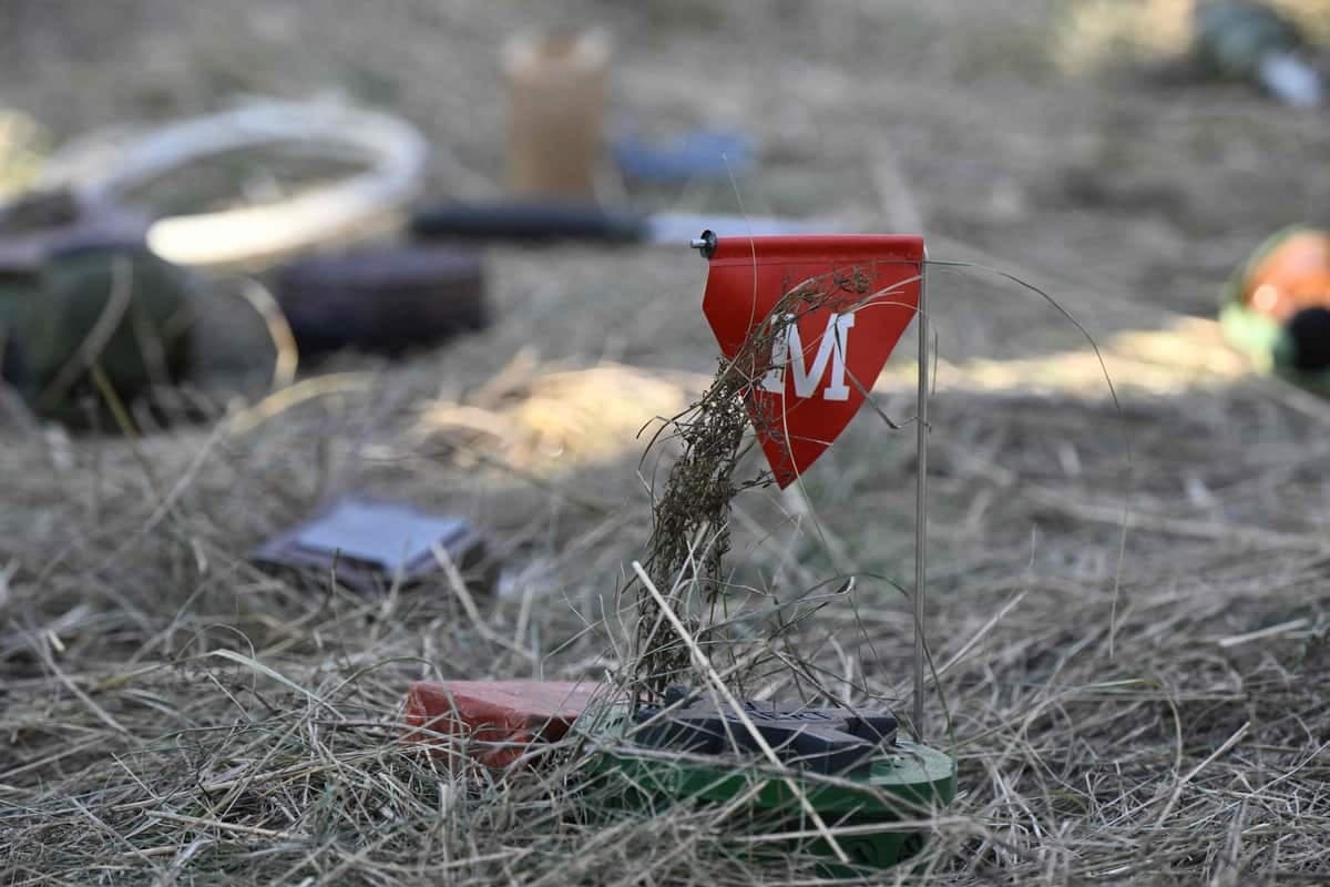Un drapeau servant à indiquer la présence d’une mine antipersonnel lors d’un exercice militaire en Ukraine, en 2023.