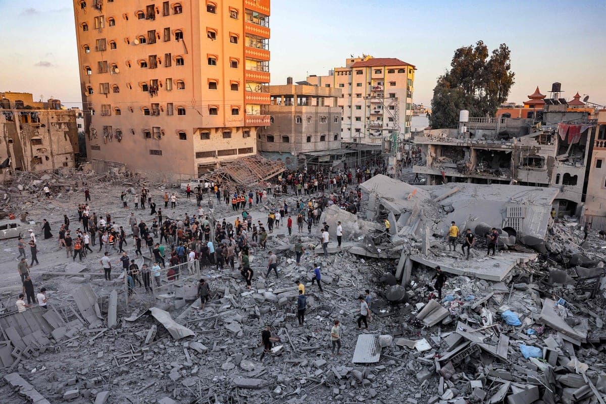 Recherche de survivants après un bombardement à Rafah, lundi.