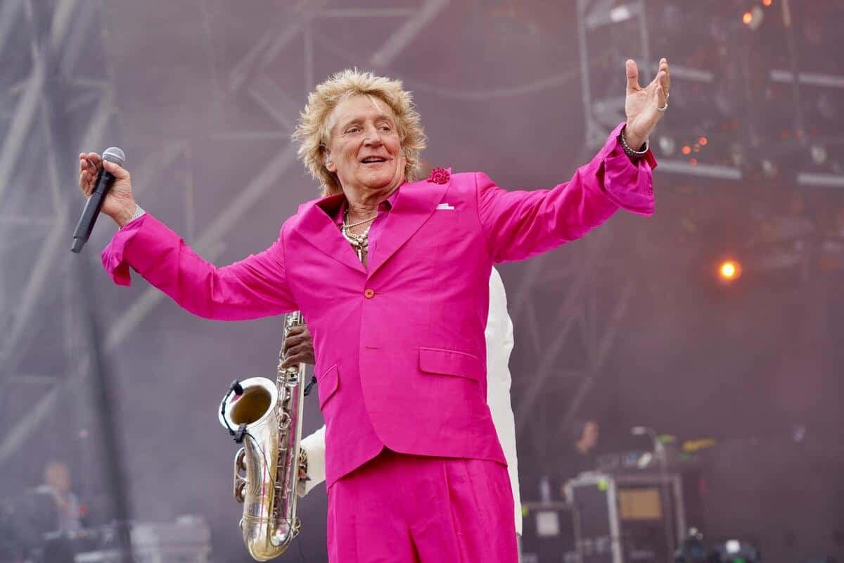 Rod Stewart, en rose flamboyant lors de son concert au festival de Glastonbury, en Angleterre, dimanche dernier, lance les festivités du Festival d’été jeudi soir, à Québec.