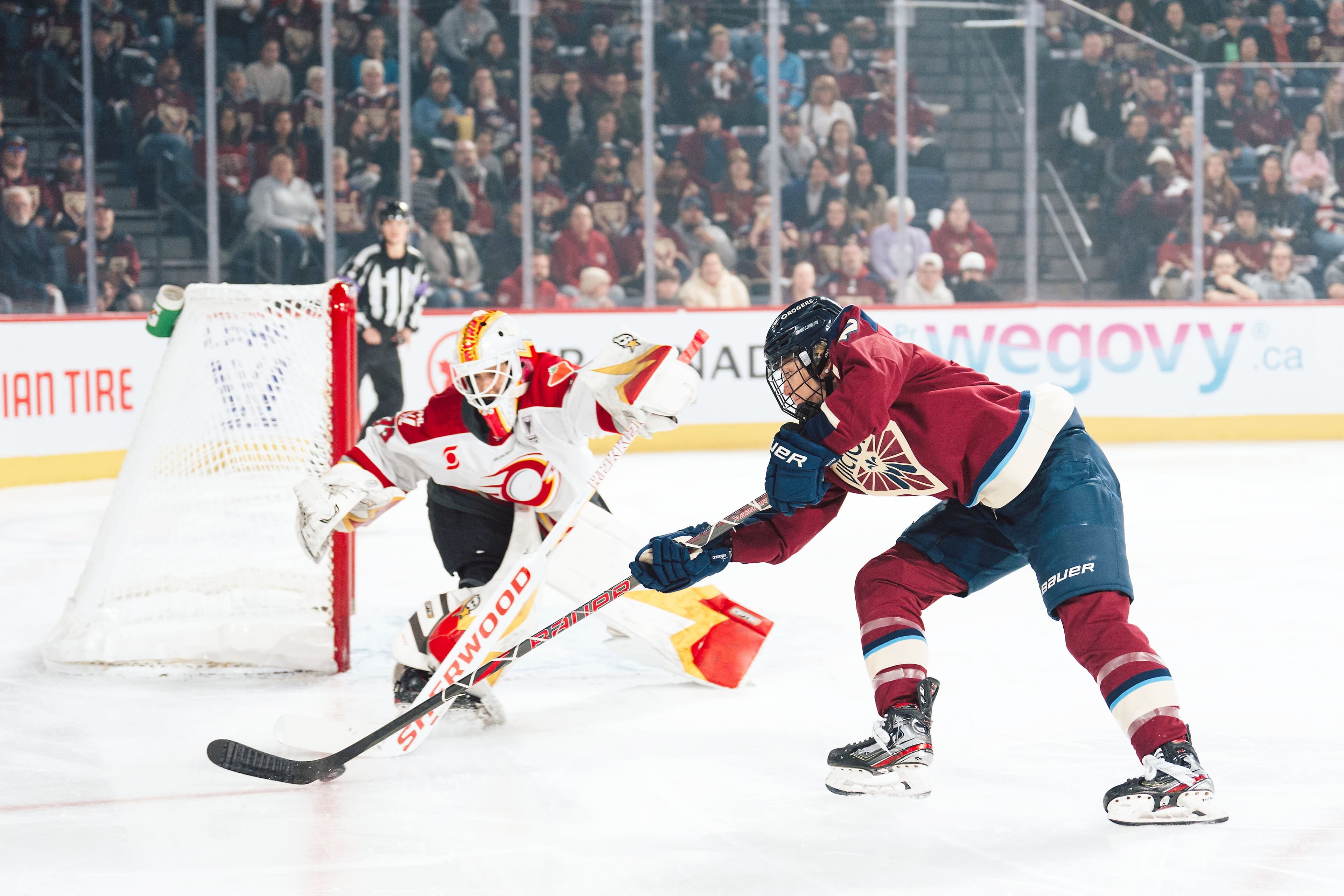 La gardienne de la Charge d’Ottawa Gwyneth Philips a tenté de soutirer la rondelle à Laura Stacey lors du premier match de la demi-finale face à la Victoire de Montréal, le 8 mai, à la Place Bell de Laval.