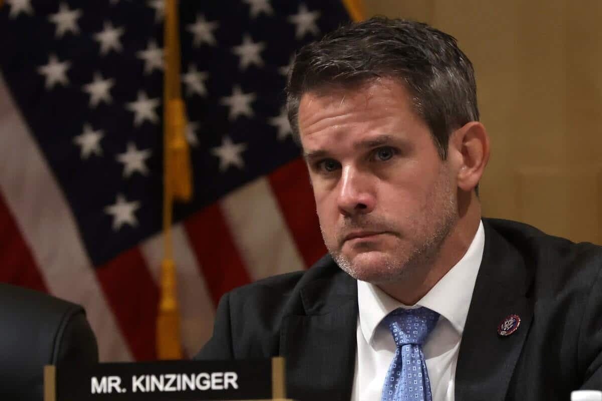 Le représentant américain Adam Kinzinger (R-IL) écoute lors d'une réunion d'un comité restreint enquêtant sur l'attaque du 6 janvier contre le Capitole au Cannon House Office Building à Capitol Hill le 19 octobre 2021 à Washington, DC. Le comité a voté en faveur de la détention de l'ancien conseiller de Trump, Stephen Bannon, pour outrage criminel pour avoir refusé de coopérer avec l'assignation à comparaître du comité.