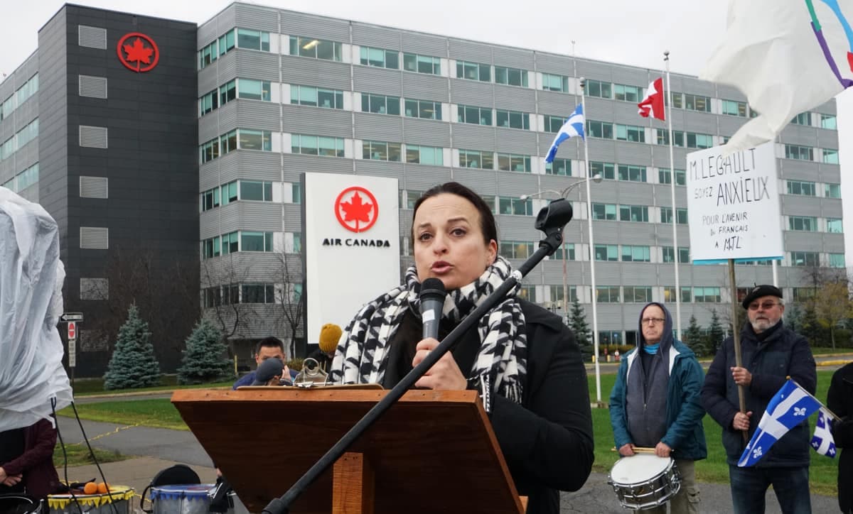 Plus d’une centaine de manifestants étaient rassemblés samedi devant le siège social d’Air Canada.