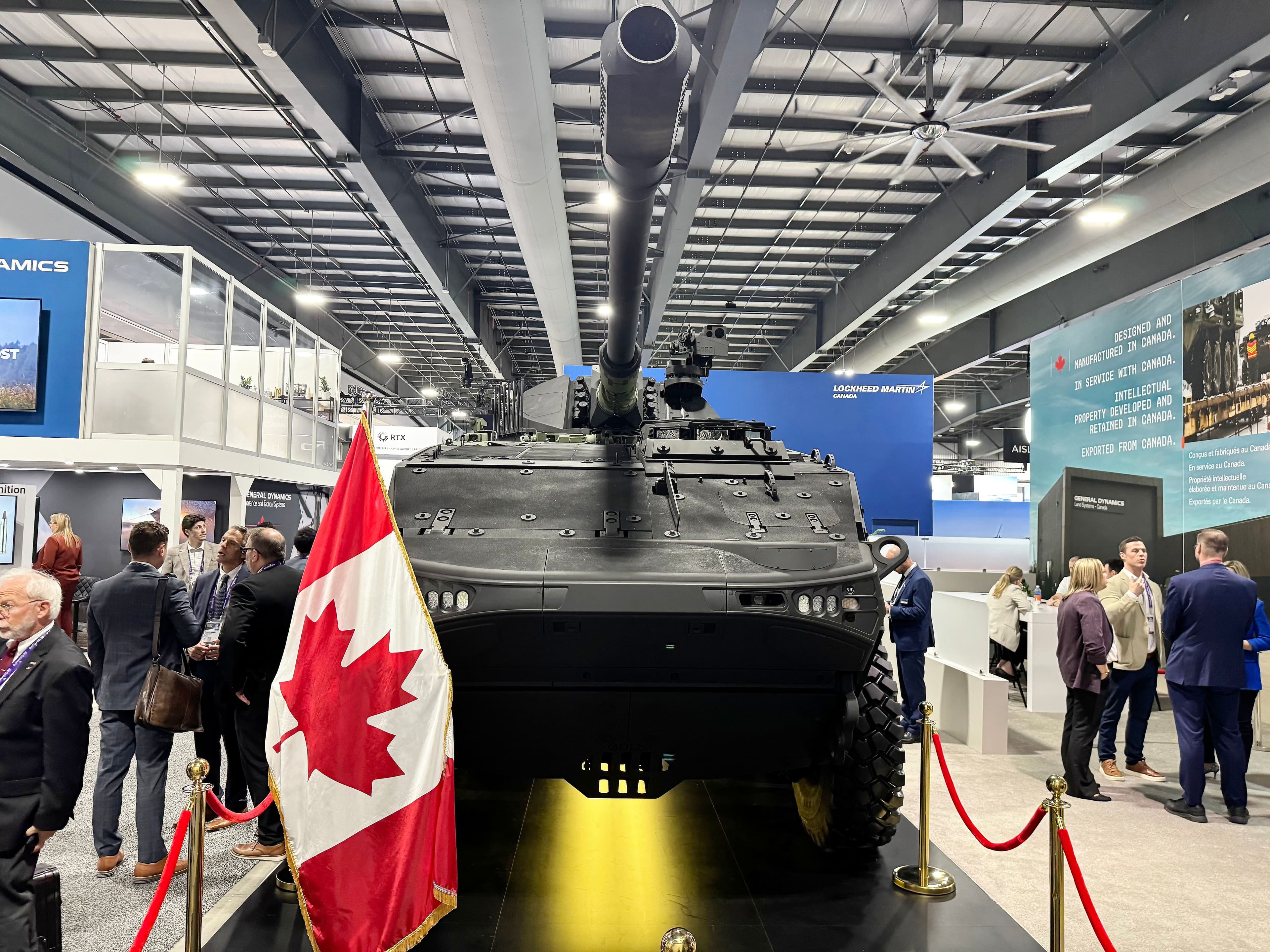 Un véhicule militaire de grande taille présenté à l'événement CANSEC à Ottawa le 28 mai 2026.